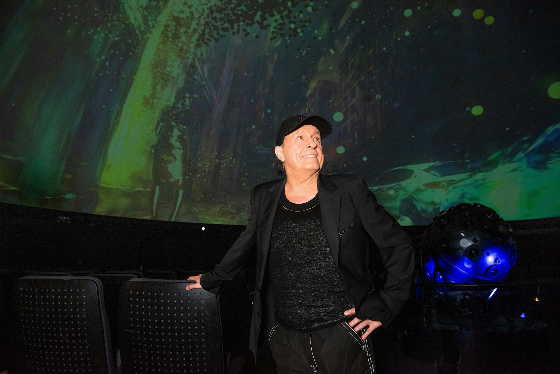 Peter Schilling steht begeistert im Kuppelsaal des Zeiss-Großplanetariums in Berlin: Hier wird ein halbes Jahr lang seine „Major Tom“-Show gezeigt.