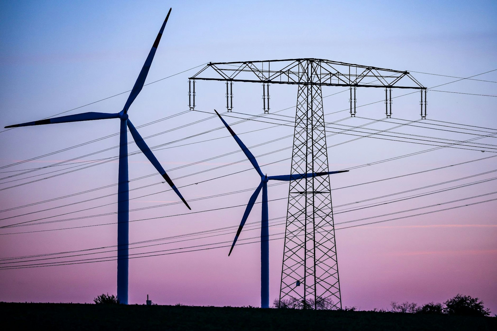 Die Volatilität von Wind und Sonne sorgt immer häufiger für starke Anstiege bei den Strompreisen.