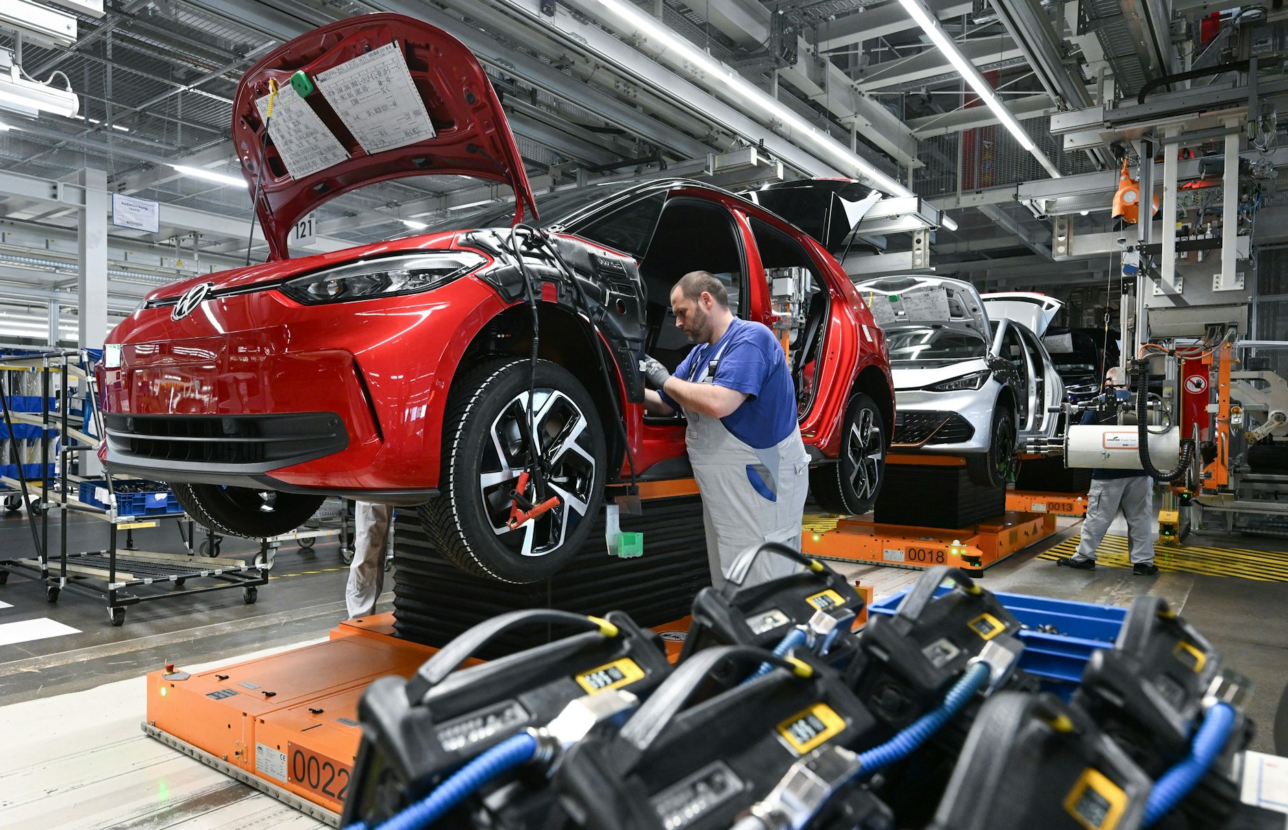 Eine neue Analyse warnt, dass aufgrund des zunehmenden Drucks aus China europaweit acht Autowerke auf der Kippe stehen&nbsp;– auch in Deutschland.