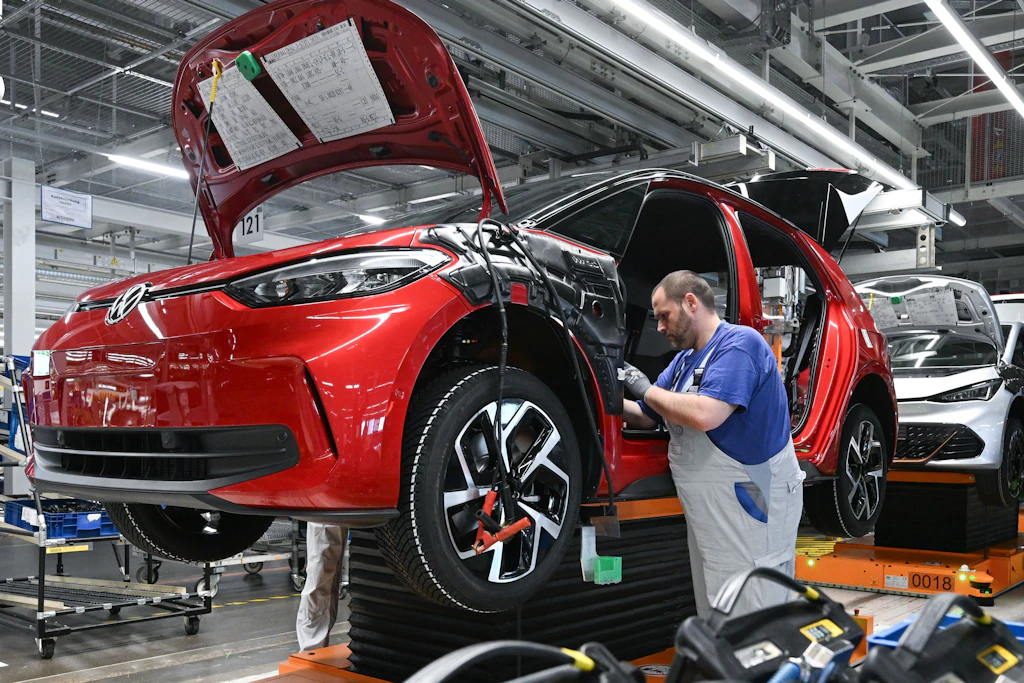 Eine neue Analyse warnt, dass aufgrund des zunehmenden Drucks aus China europaweit acht Autowerke auf der Kippe stehen - auch in Deutschland.