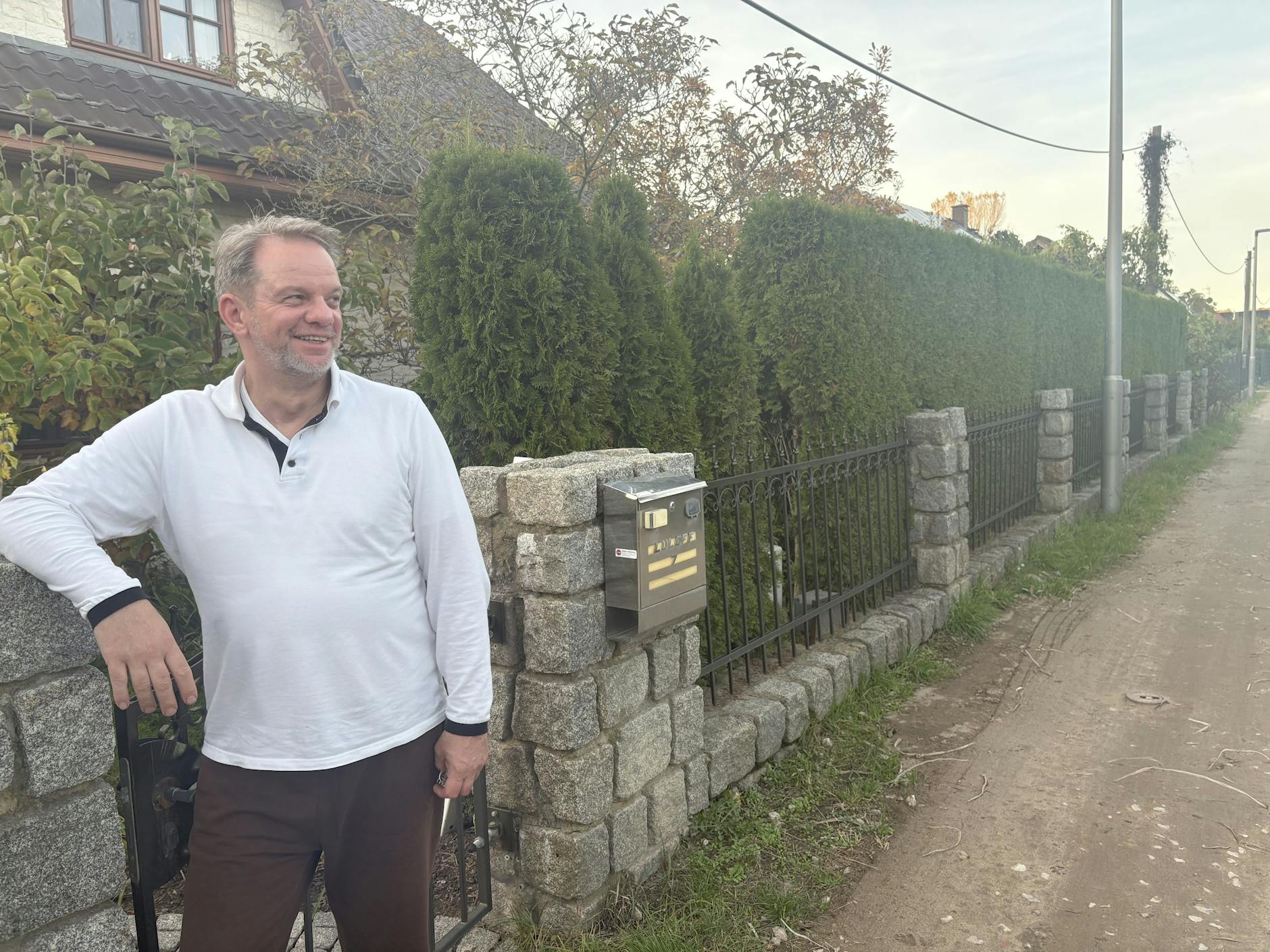 Rougé Lüloff vor seinem Haus in der Straße Am Barnim in Hellersdorf.