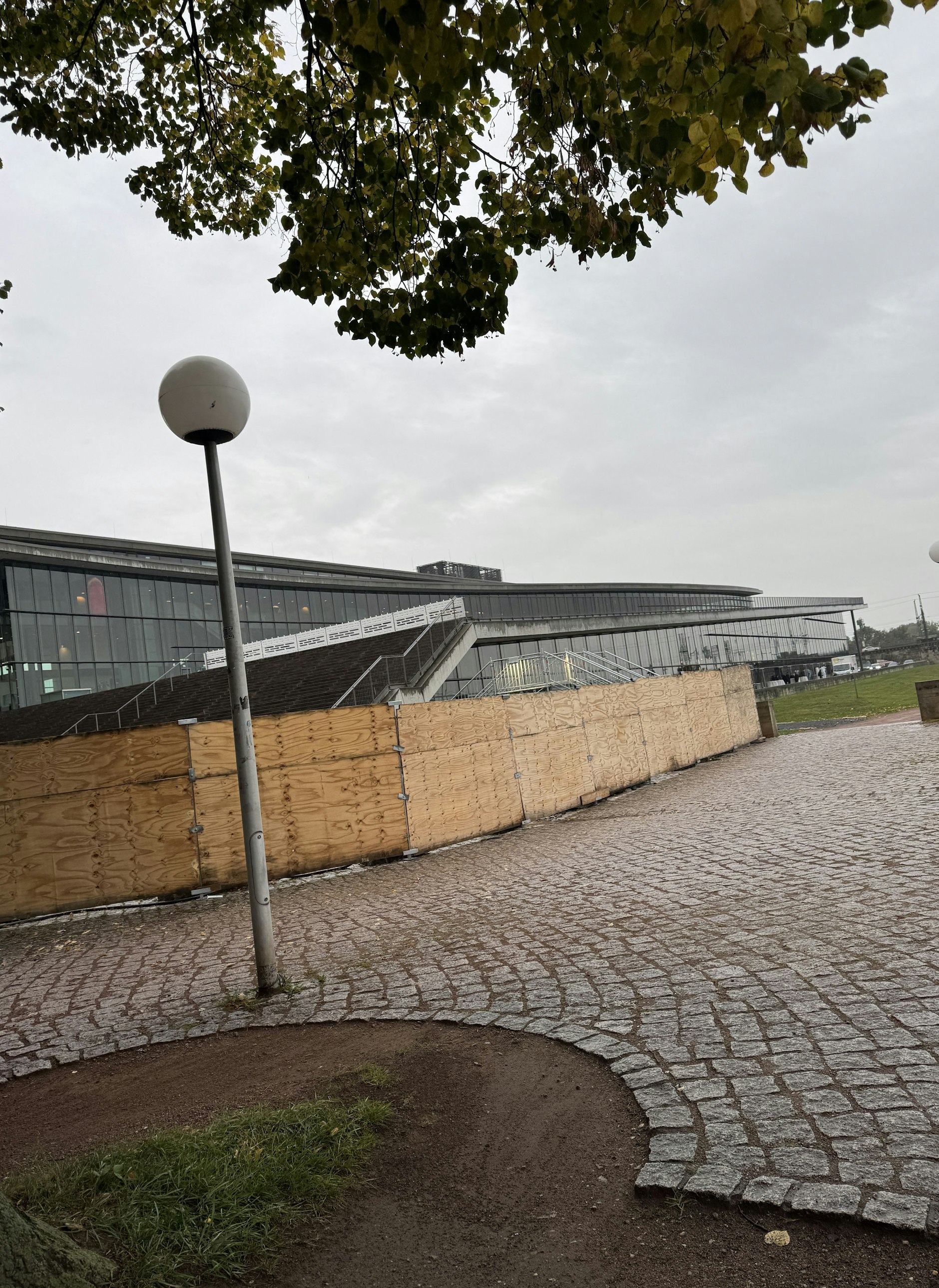 Die Baustelle vor dem Internationalen Congress Center Dresden in der Nähe des früheren Denkmal-Standortes, aber nicht am selben Platz. Anfang Oktober 2025.