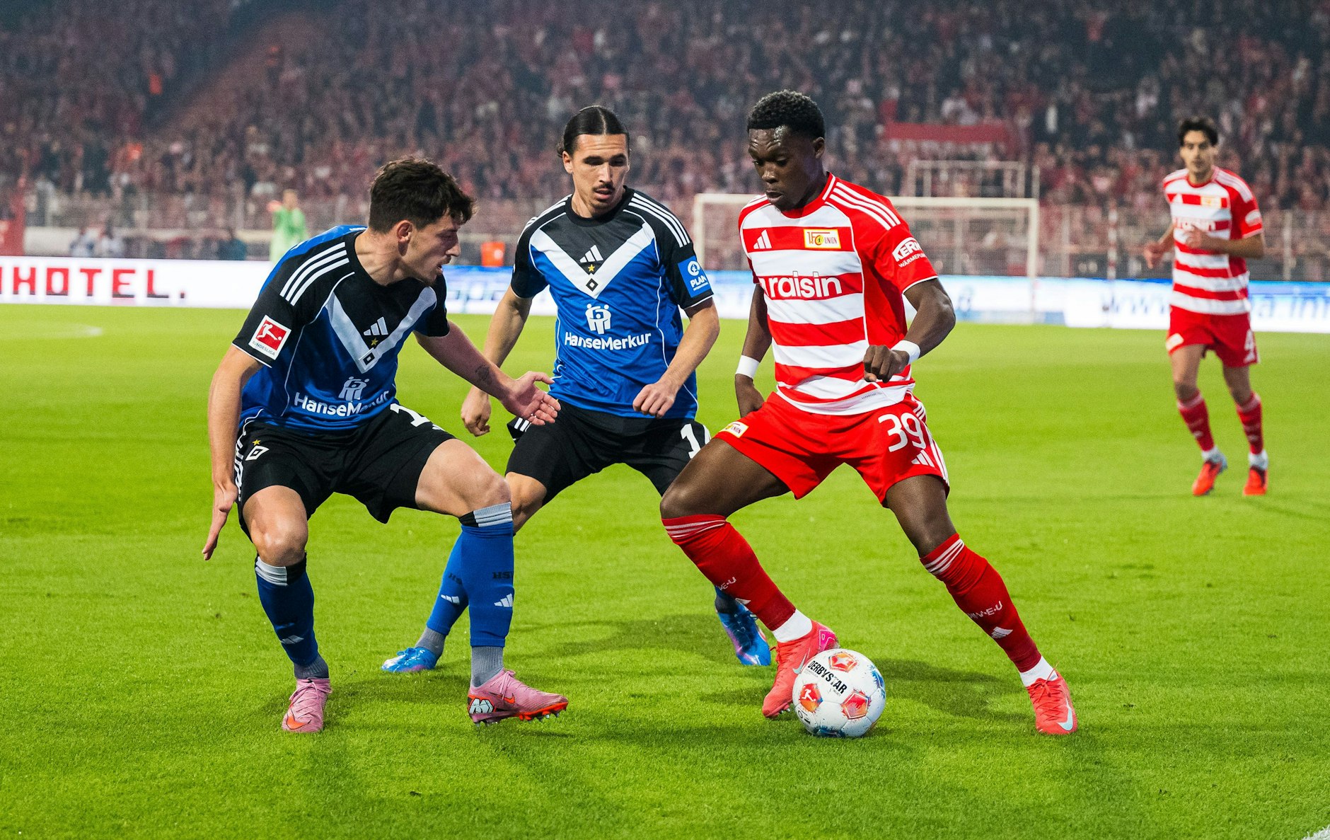 Derrick Köhn (r.) hat zuletzt dreimal in Folge in der Startelf des 1. FC Union Berlin gestanden.
