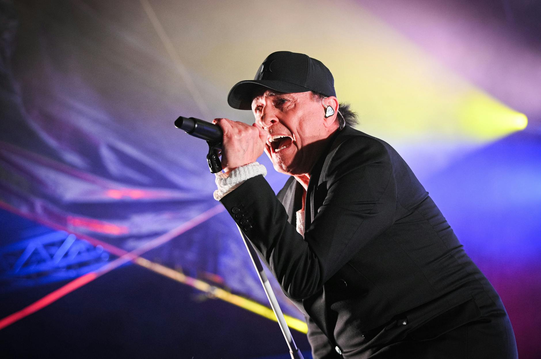 Peter Schilling (69) während eines Auftritts: Am 16. Oktober 2025 feiert seine galaktische „Major Tom“-Show im Berliner Zeiss-Großplanetarium Weltpremiere.