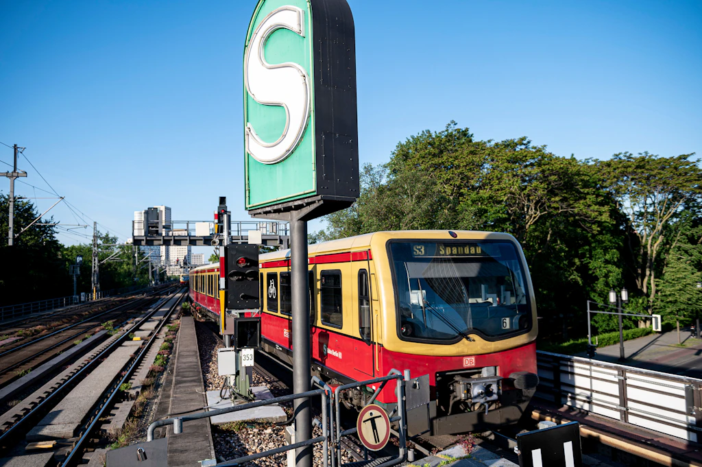 Berlins S-Bahn-Fahrerinnen und -Fahrer verdienen ab 2026 3861 Euro brutto bei einer 39-Stunden-Woche.