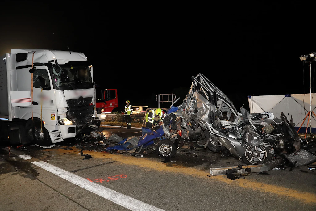Autofahrer (28) von zwei Lkw zu Tode gequetscht