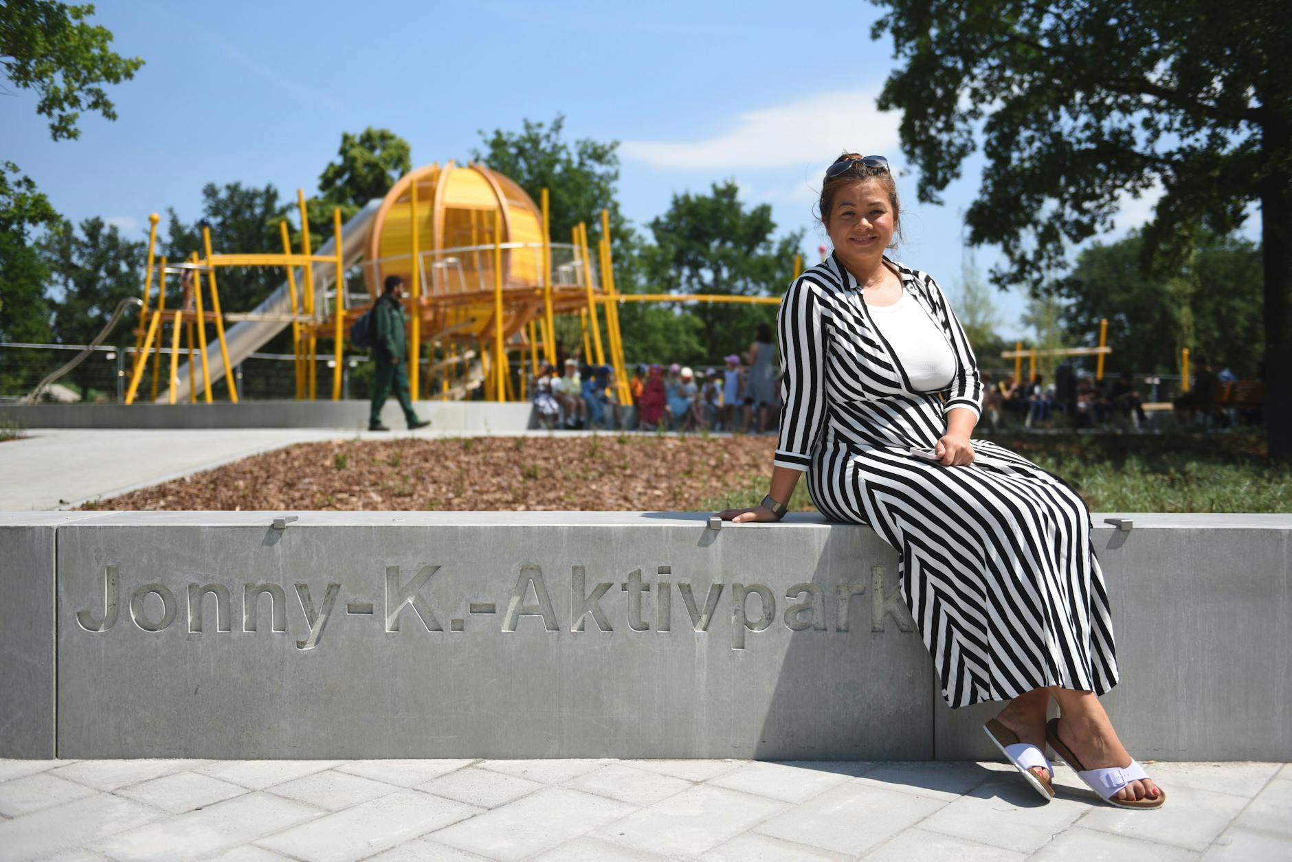 Tina, die Schwester von Jonny K., kümmert sich rührend um das Vermächtnis ihres Bruders.