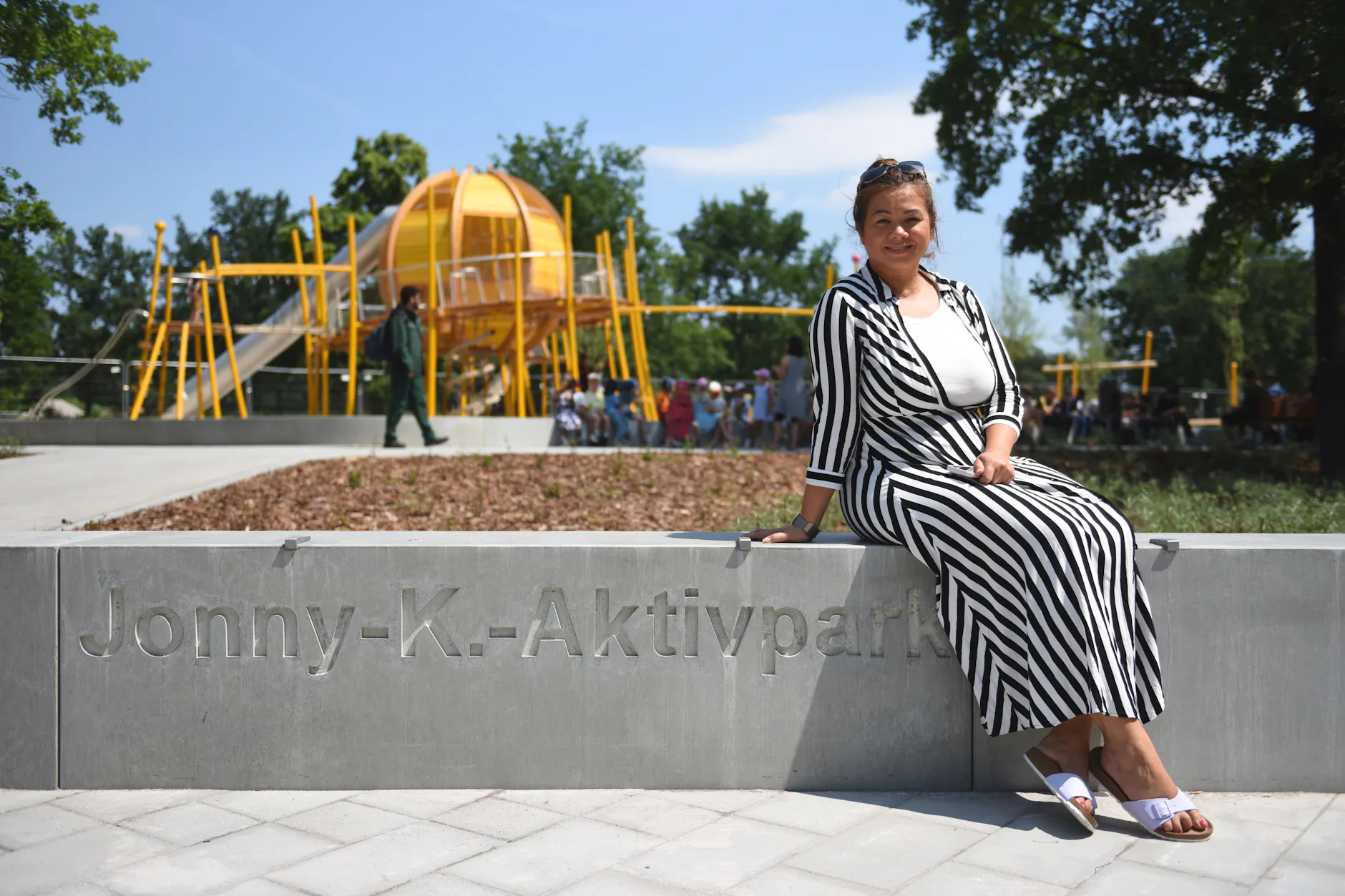 Schwester Tina bei der Eröffnung des Jonny-K.-Aktivparks in Spandau im Oktober 2025. Der Egelpfuhlpark wurde im Gedenken an ihren Bruder unbenannt.