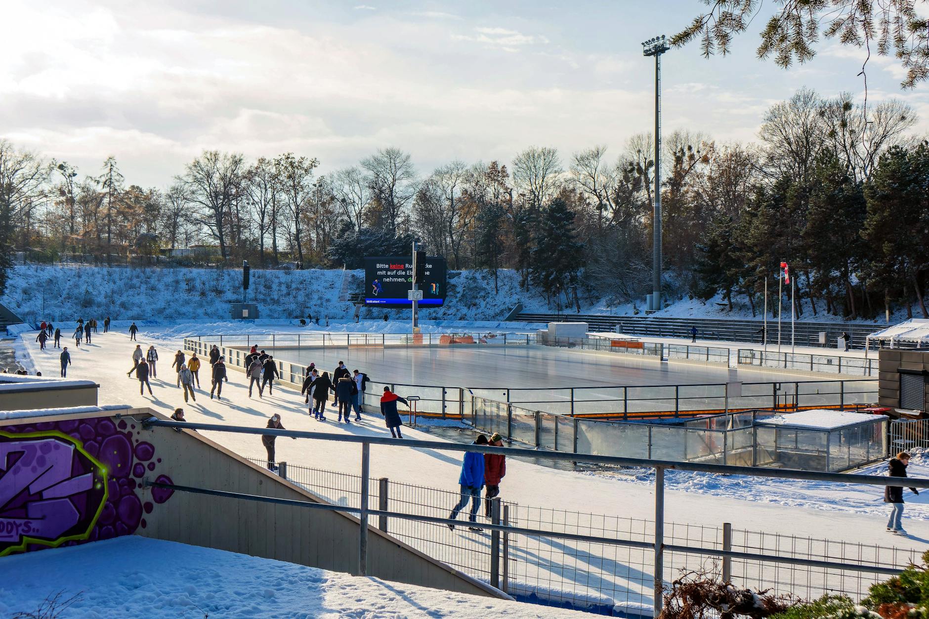 Ab dem 1. November können Eislauf-Fans im Horst-Dohm-Eisstadion in Wilmersdorf wieder über die Bahn flitzen.