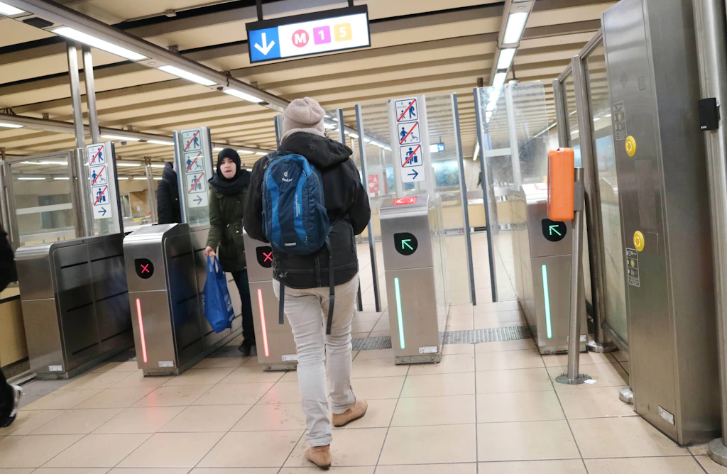 Auch in Brüssel in Belgien wird der Zugang zur U-Bahn durch ein System aus Sperren geregelt. Wer hier rein will, braucht ein gültiges Ticket. 