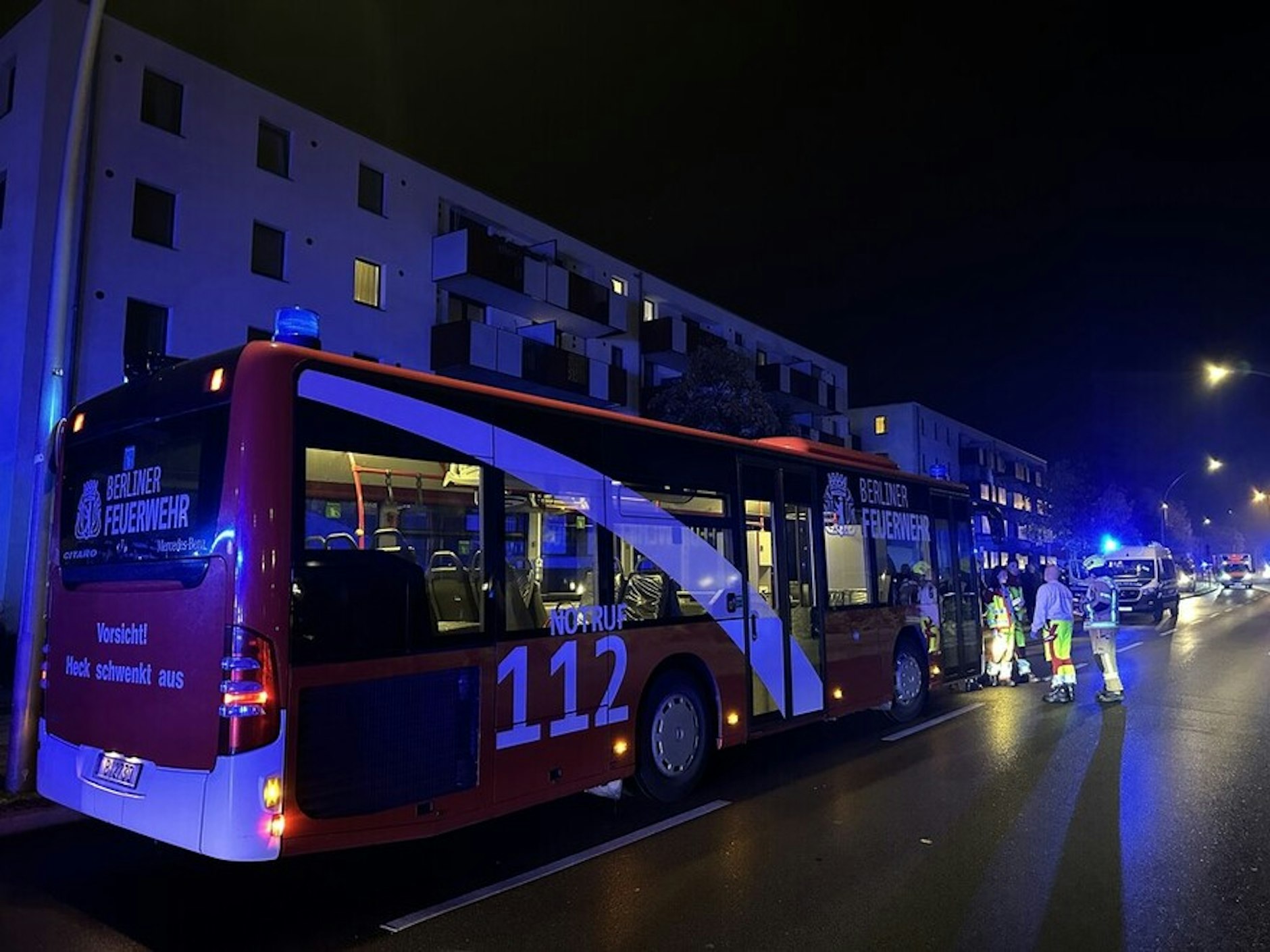 Die Feuerwehr holte ihren Bus MTF-3 zur Betreuung der Anwohnenden nach dem Wohnungsbrand in Altglienicke.