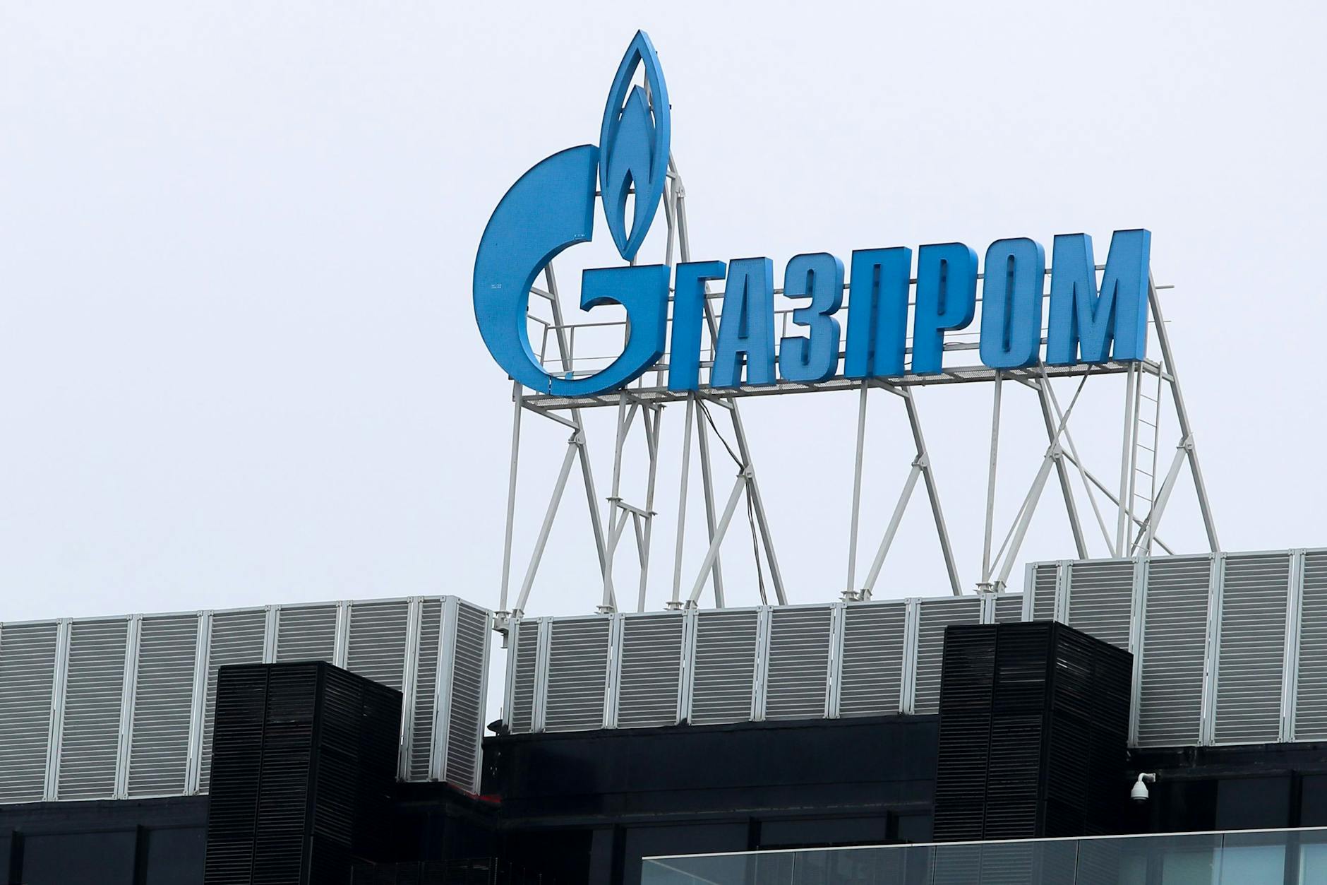 Das Gazprom-Logo ist auf einer Niederlassung des russischen Staatskonzerns in St. Petersburg zu sehen. (Symbolbild)