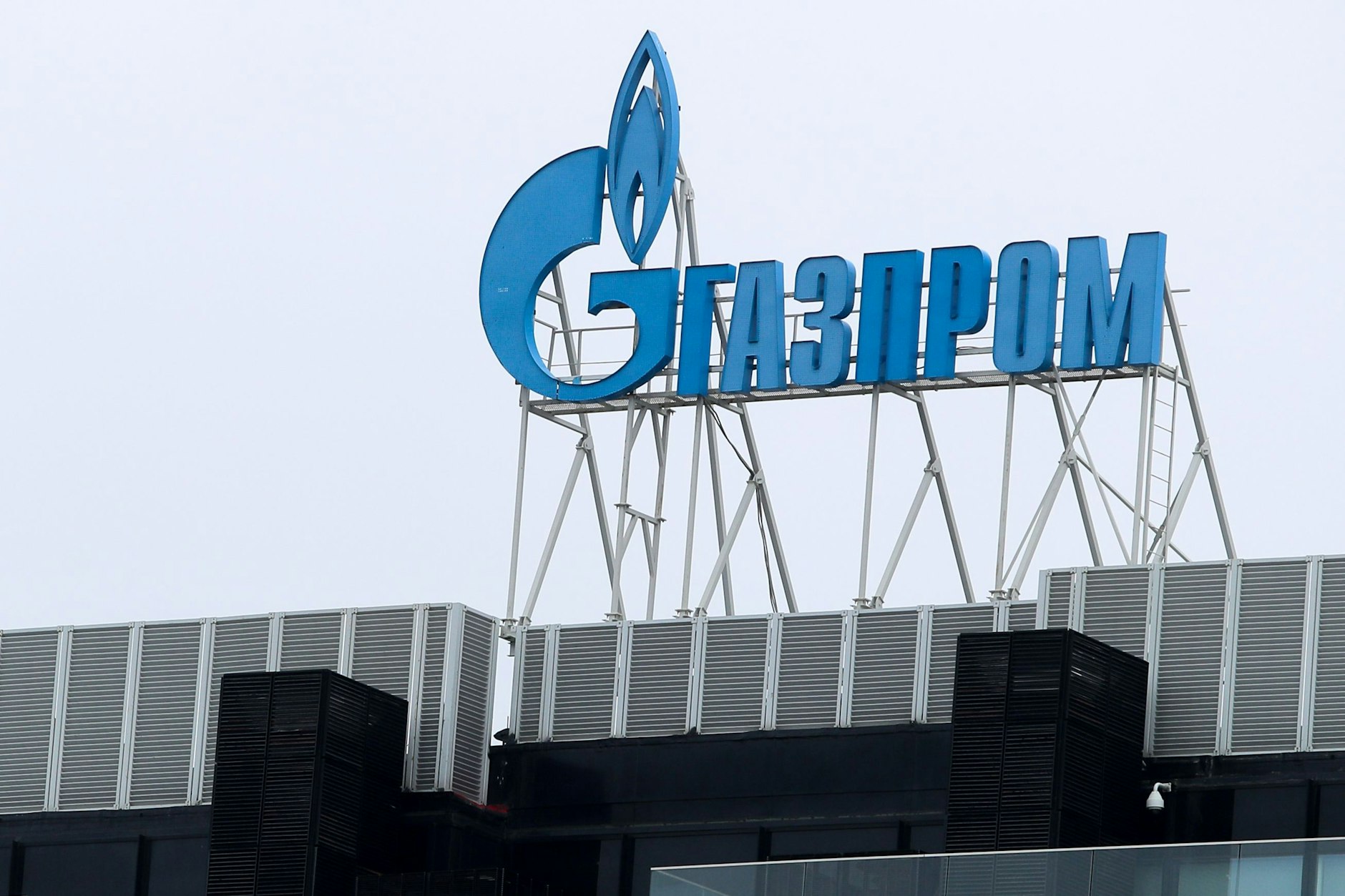Das Gazprom-Logo ist auf einer Niederlassung des russischen Staatskonzerns in St. Petersburg zu sehen. (Symbolbild)