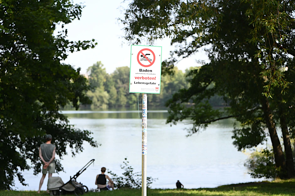 Ufer-Umbau am Weißen See mit DDR-Geldern: Neue Seebalkone und Hecken