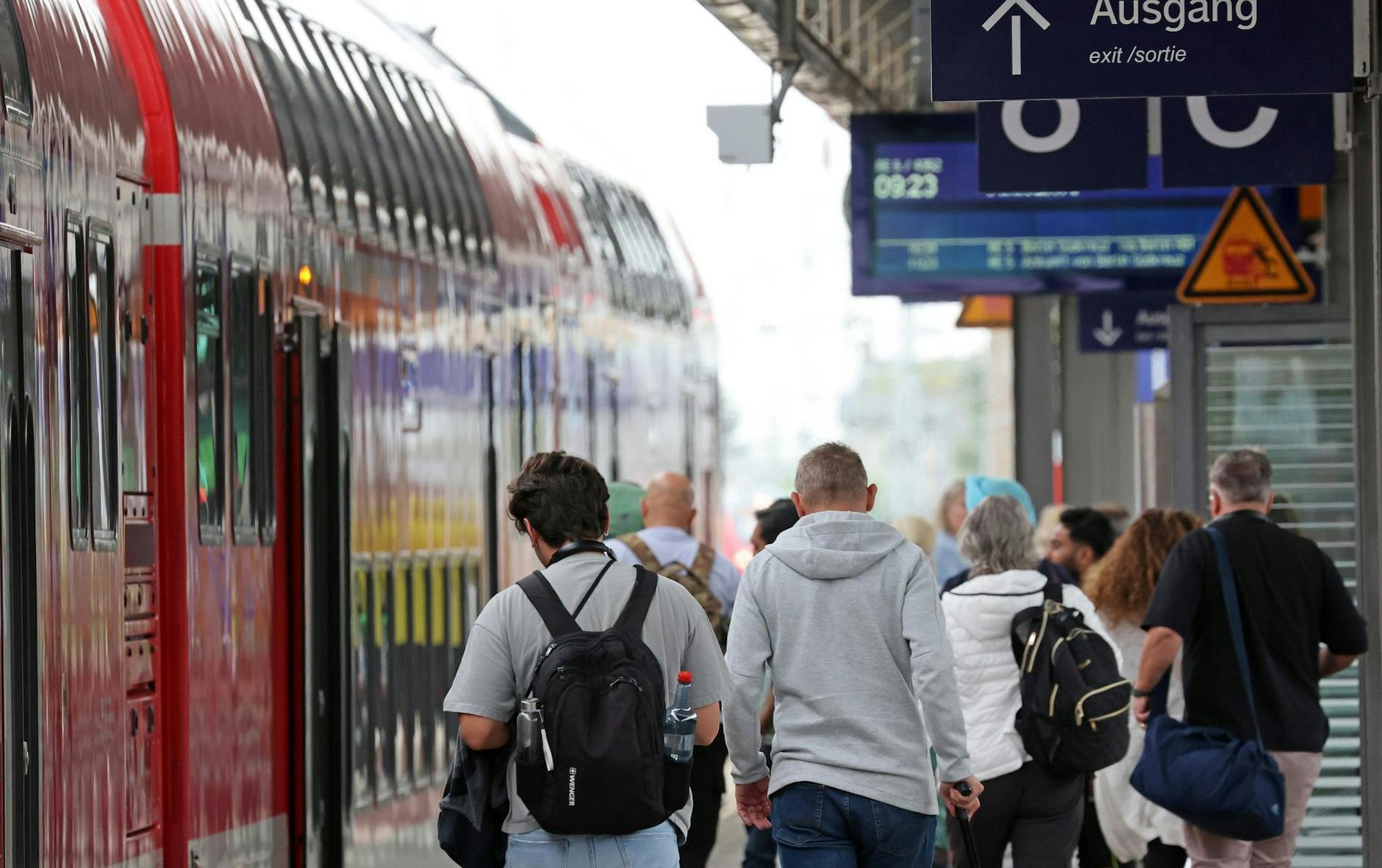 Reisende der Deutschen Bahn können neue Verbindungen buchen.