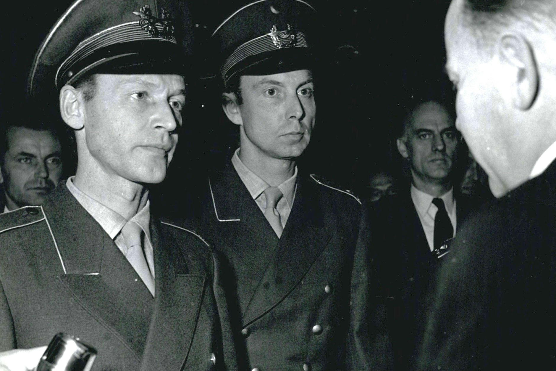 12. November 1955: Verteidigungsminister Blank überreicht den ersten 100 Offizieren und Soldaten ihre Ernennungsurkunden.