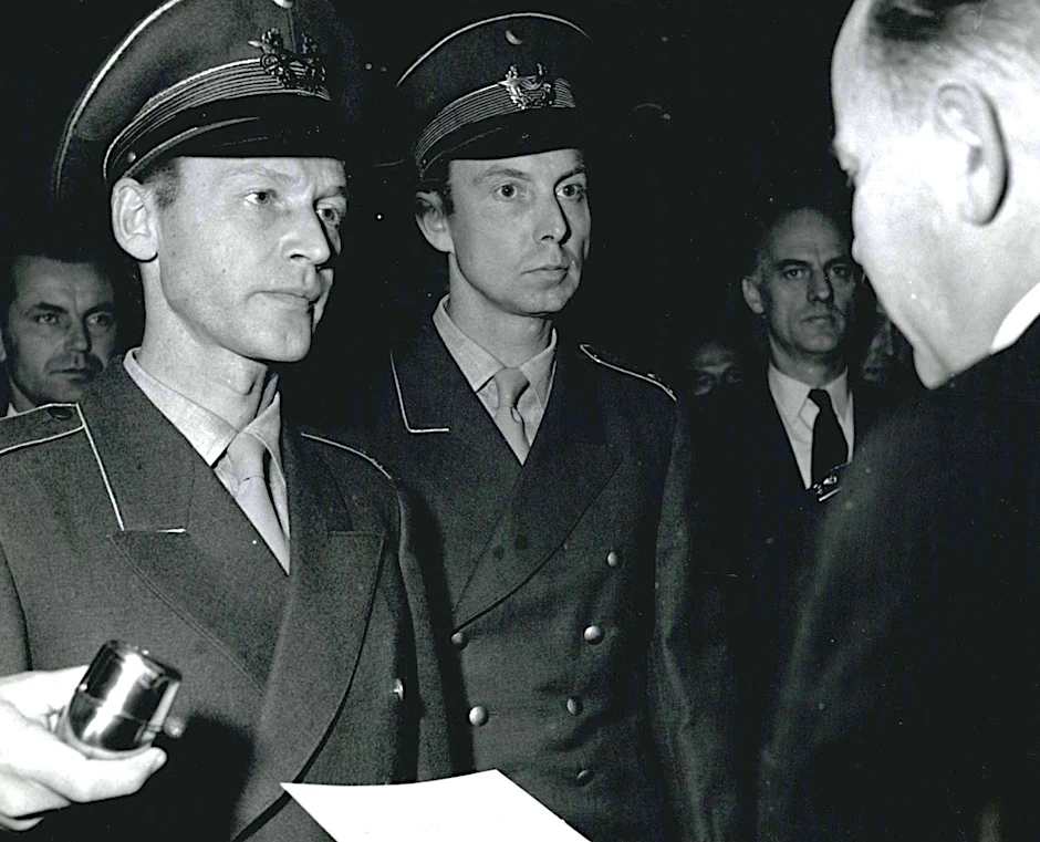 12. November 1955: Verteidigungsminister Blank überreicht den ersten 100 Offizieren und Soldaten ihre Ernennungsurkunden.