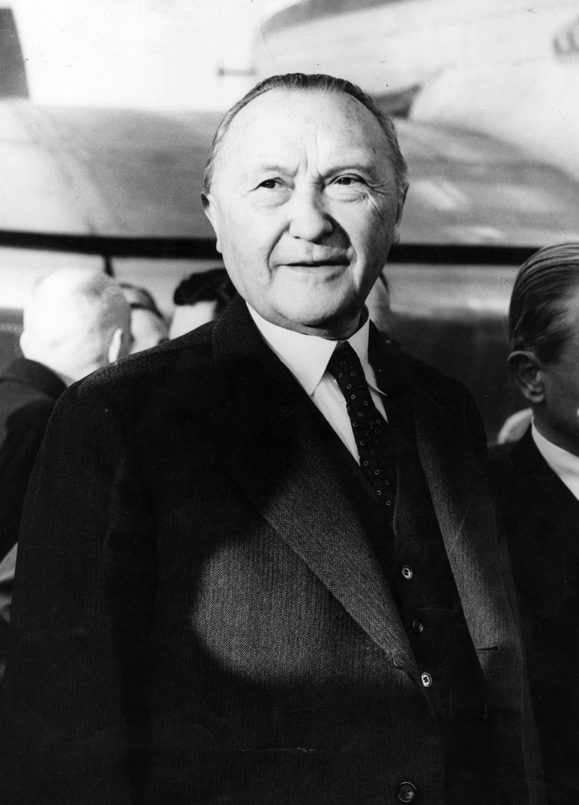 Konrad Adenauer rief 1950 die „Zentrale für Heimatdienst“ (ZfH) ins Leben.