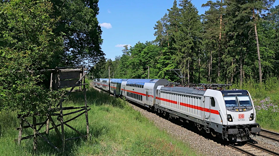 Ein Intercity 2 von Bombardier (heute Alstom). Züge dieses Typs sollen künftig zwischen Rostock, Berlin und Dresden verkehren. Das Problem: Auf der zum Teil für bis zu 200 Kilometer pro Stunden ausgebauten Strecke schaffen sie nur Tempo 160.
