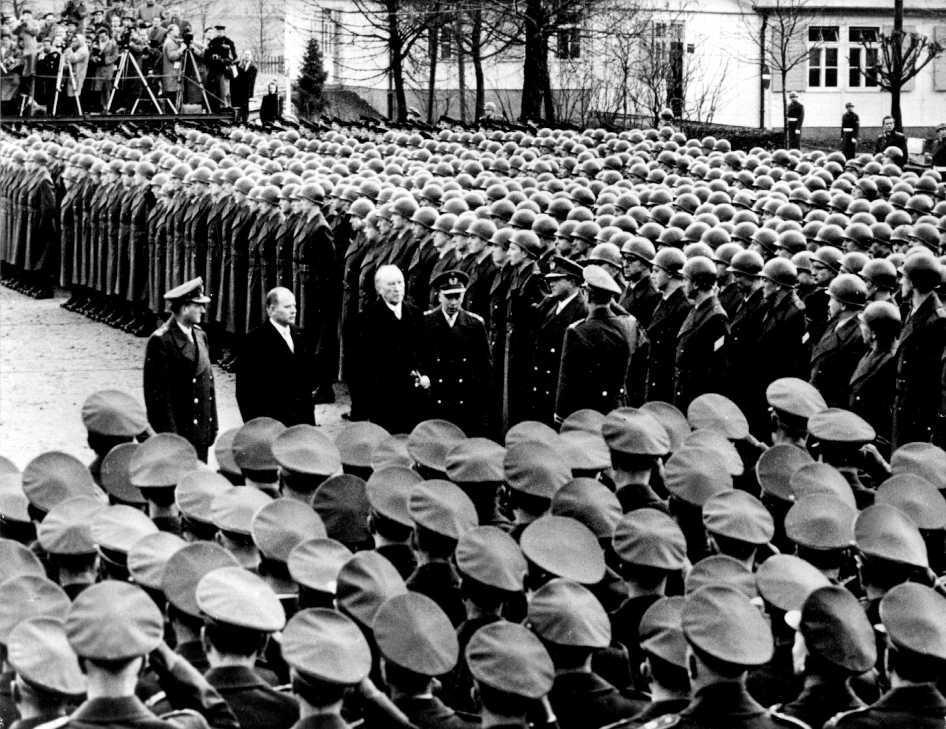 Adenauer stattete am 20.1.1956 der Lehrtruppe des Heeres, der Luftwaffe und der Marine in der ersten Garnisonsstadt der neuen deutschen Streitkräfte, Andernach am Rhein, seinen ersten offiziellen Besuch ab.