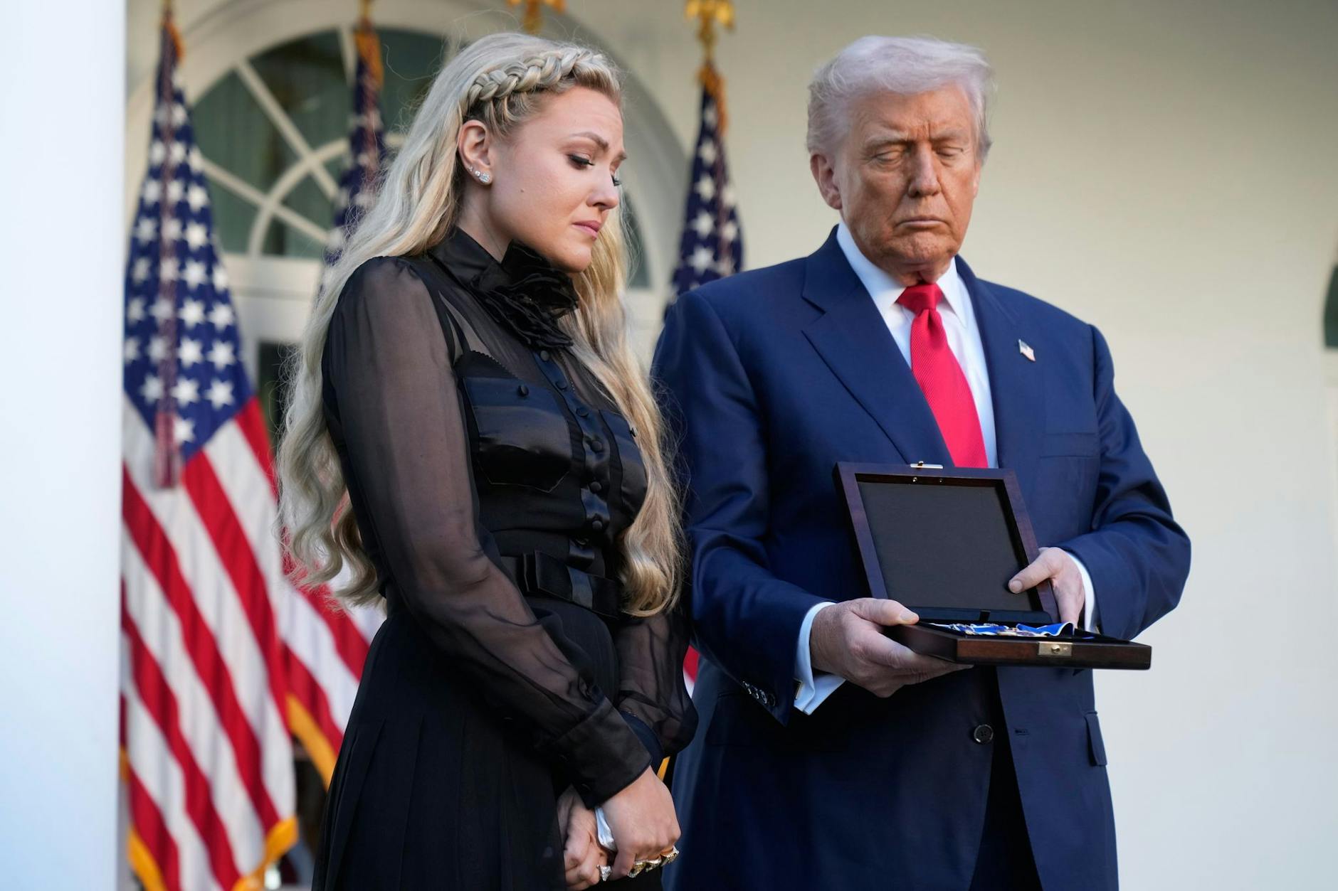 Präsident Donald Trump überreicht Witwe Erika Kirk posthum die Freiheitsmedaille des Präsidenten an ihren verstorbenen Ehemann Charlie Kirk im Rosengarten des Weißen Hauses.