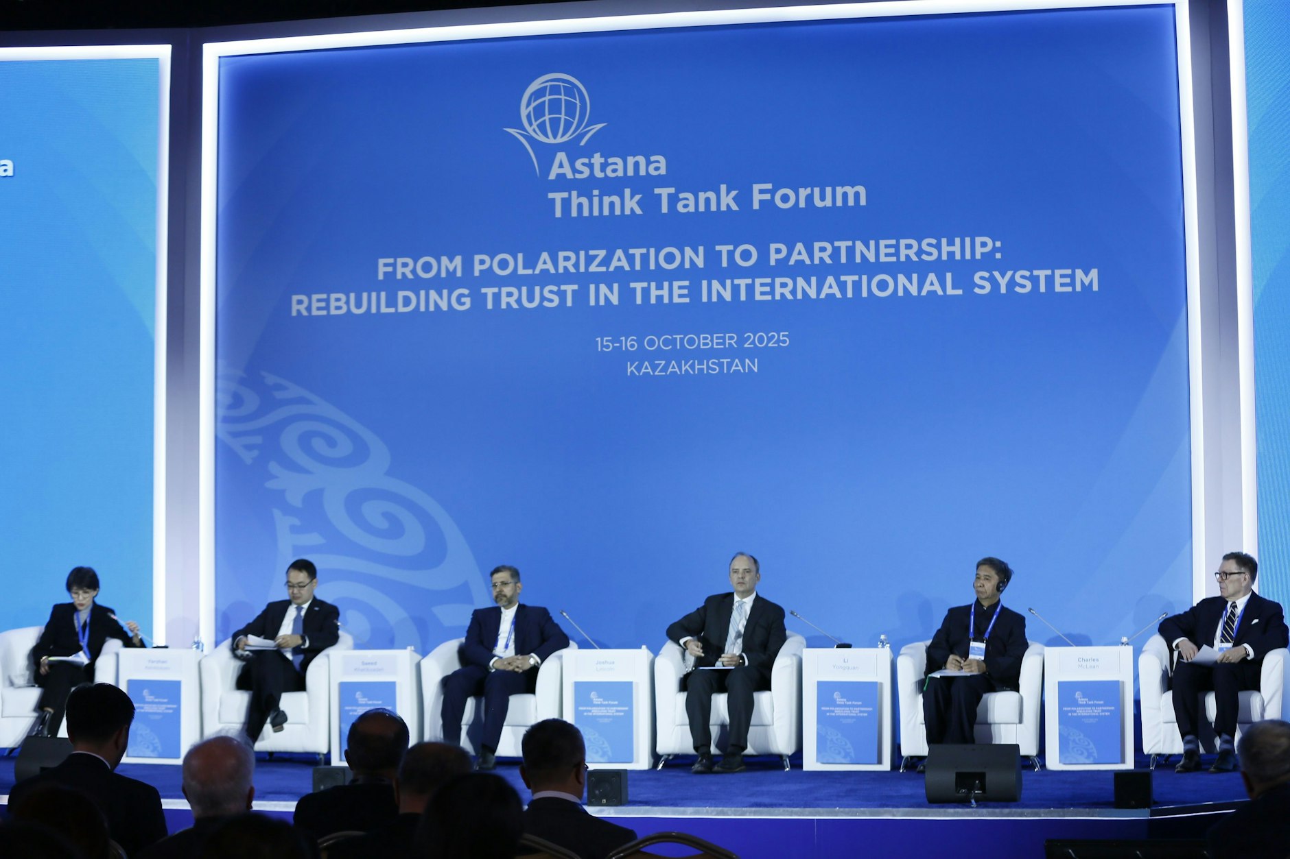 Kasachstan ist ein geopolitisch aufstrebendes Land. Bei einer Podiumsdiskussion werden global relevante Themen ergebnisoffen debattiert.