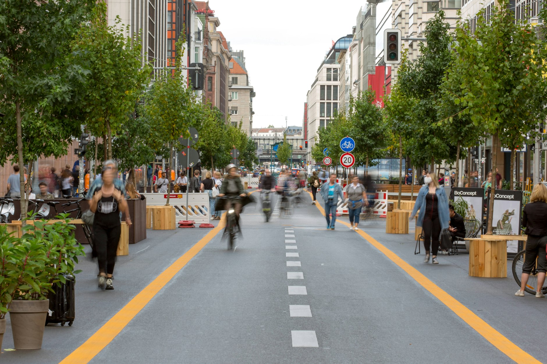 Inbegriff grüner Verkehrspolitik: „Flaniermeile“ Friedrichstraße, jetzt auch ein Vorbild für Alt-Hohenschönhausen. Hatte ja damals auch richtig gut geklappt.