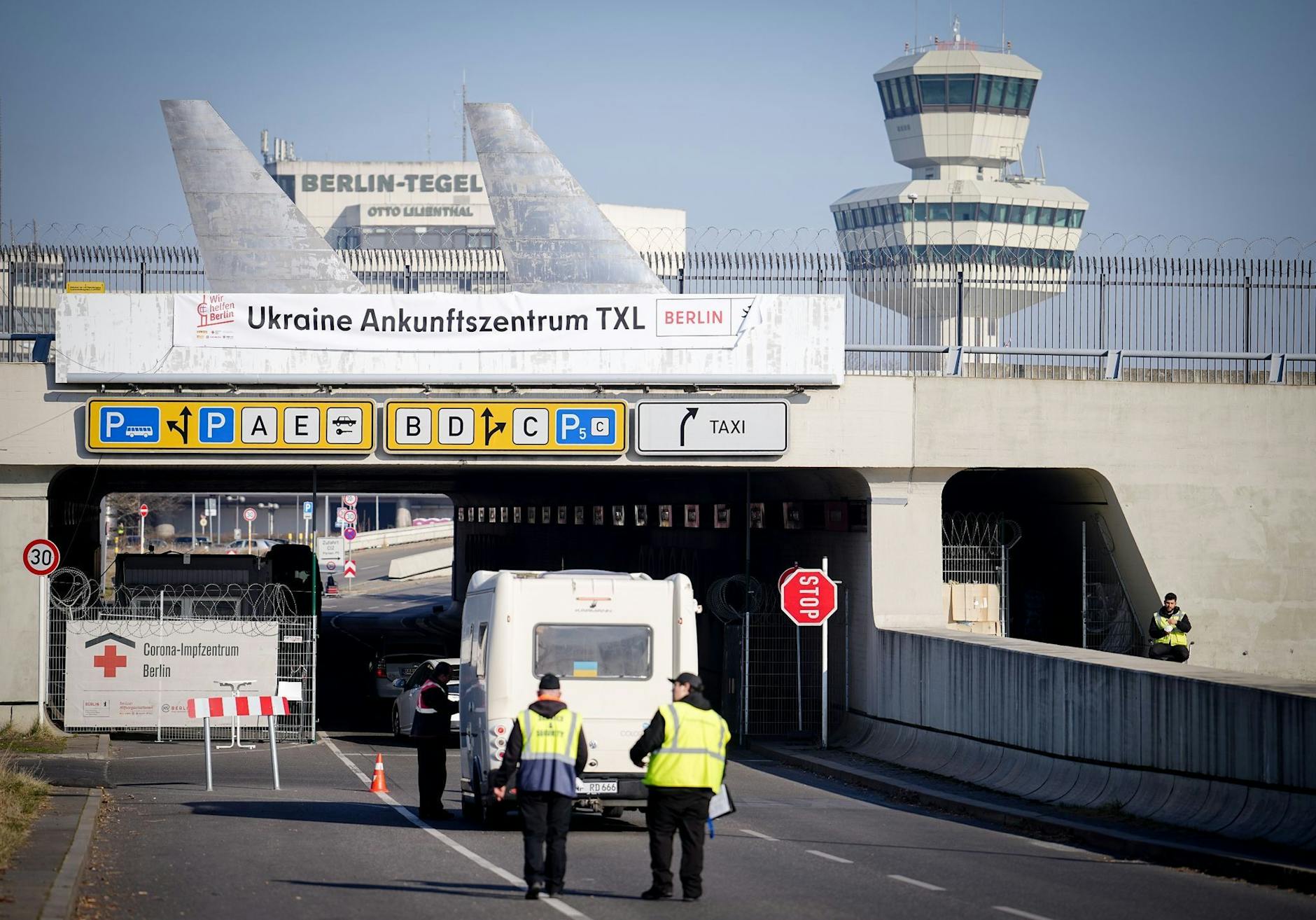 Am ehemaligen Flughafen Tegel wurden Notunterkünfte für Geflüchtete errichtet.