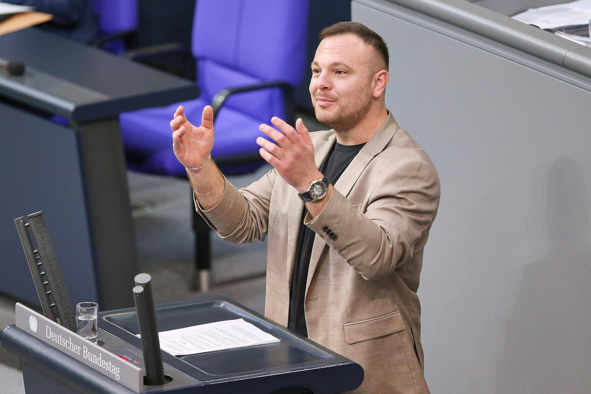 Bundestagsabgeordneter Cem Ince (Linke) hat schwere Vorwürfe gegen die Berliner Polizei erhoben. Wurde er grundlos und gewaltsam festgenommen?
