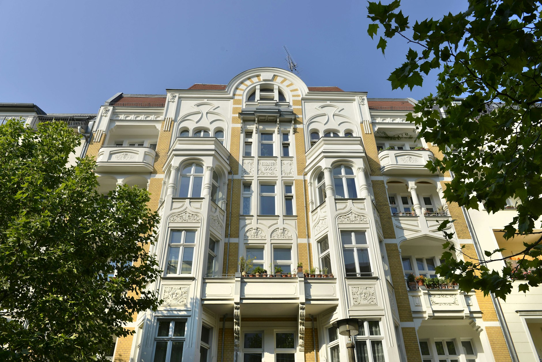 Altbauten in der Hufelandstraße: Durch das Schleifen des historischen Pflasters bleibt der Charakter in der Straße erhalten.