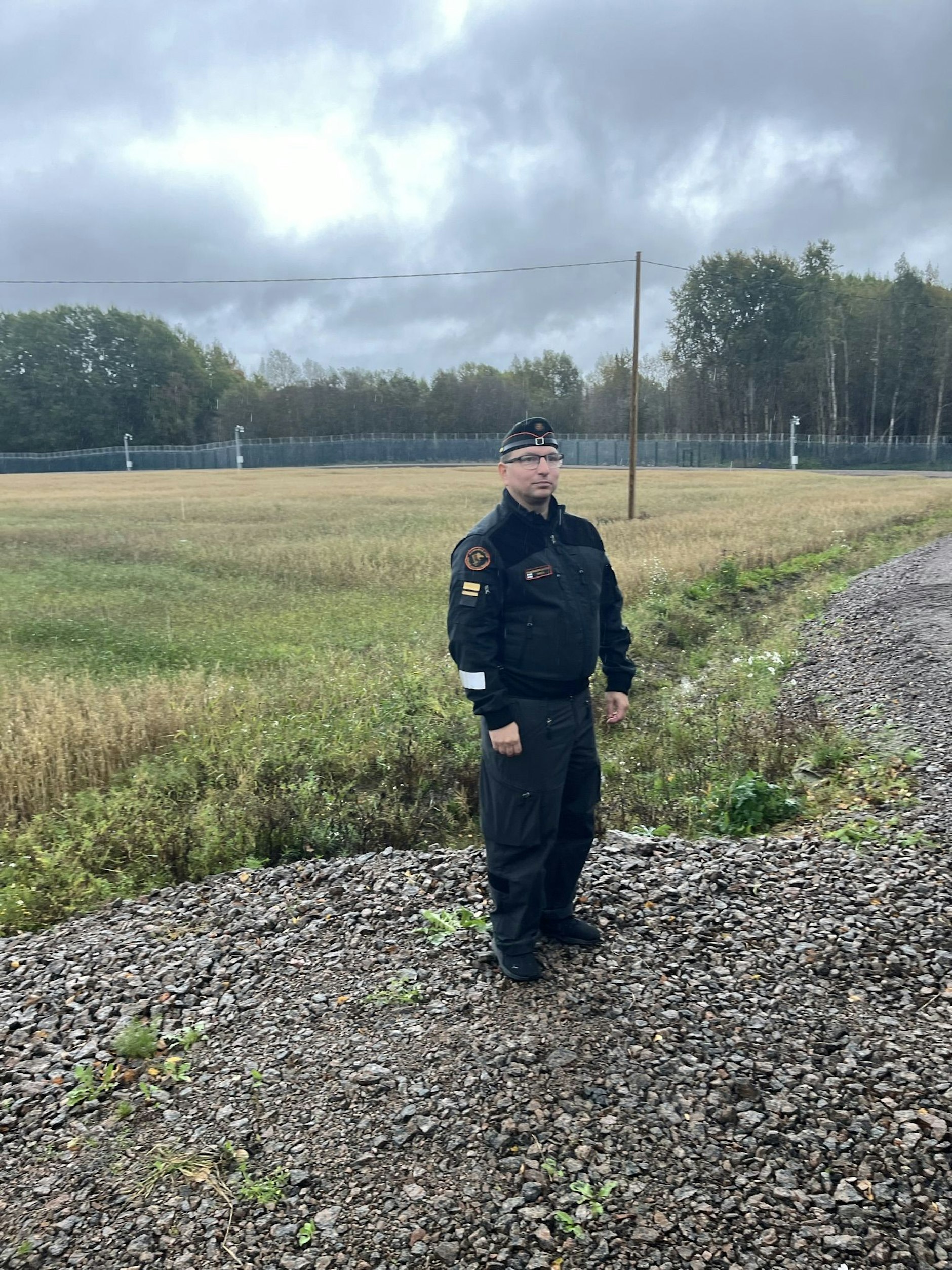 An einem verregneten Vormittag treffen wir an der finnisch-russischen Grenze den Major Antti Virta.