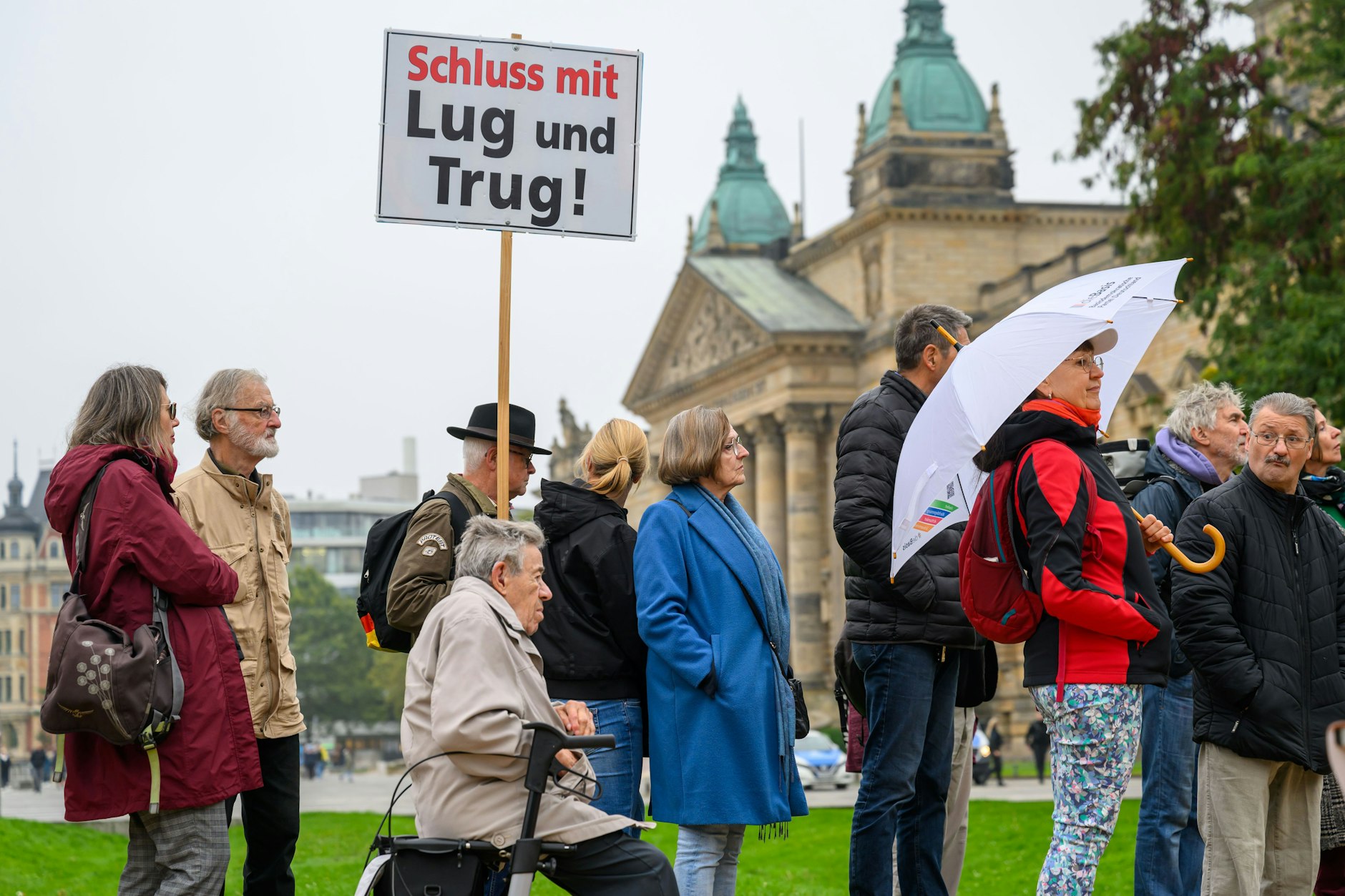 Schon am 1. Oktober bekundeten einige Menschen ihre Solidarität mit der Klägerin vor dem Leipziger Bundesverwaltungsgericht.