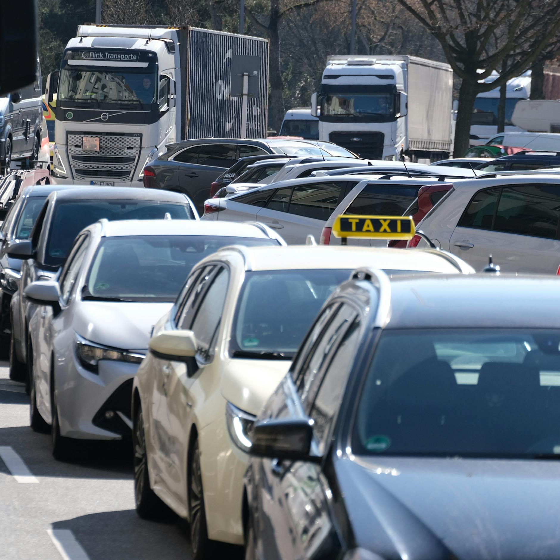 Kreuzung dicht, Straßen verengt: Achtung, es gibt neue Baustellen in Berlin!
