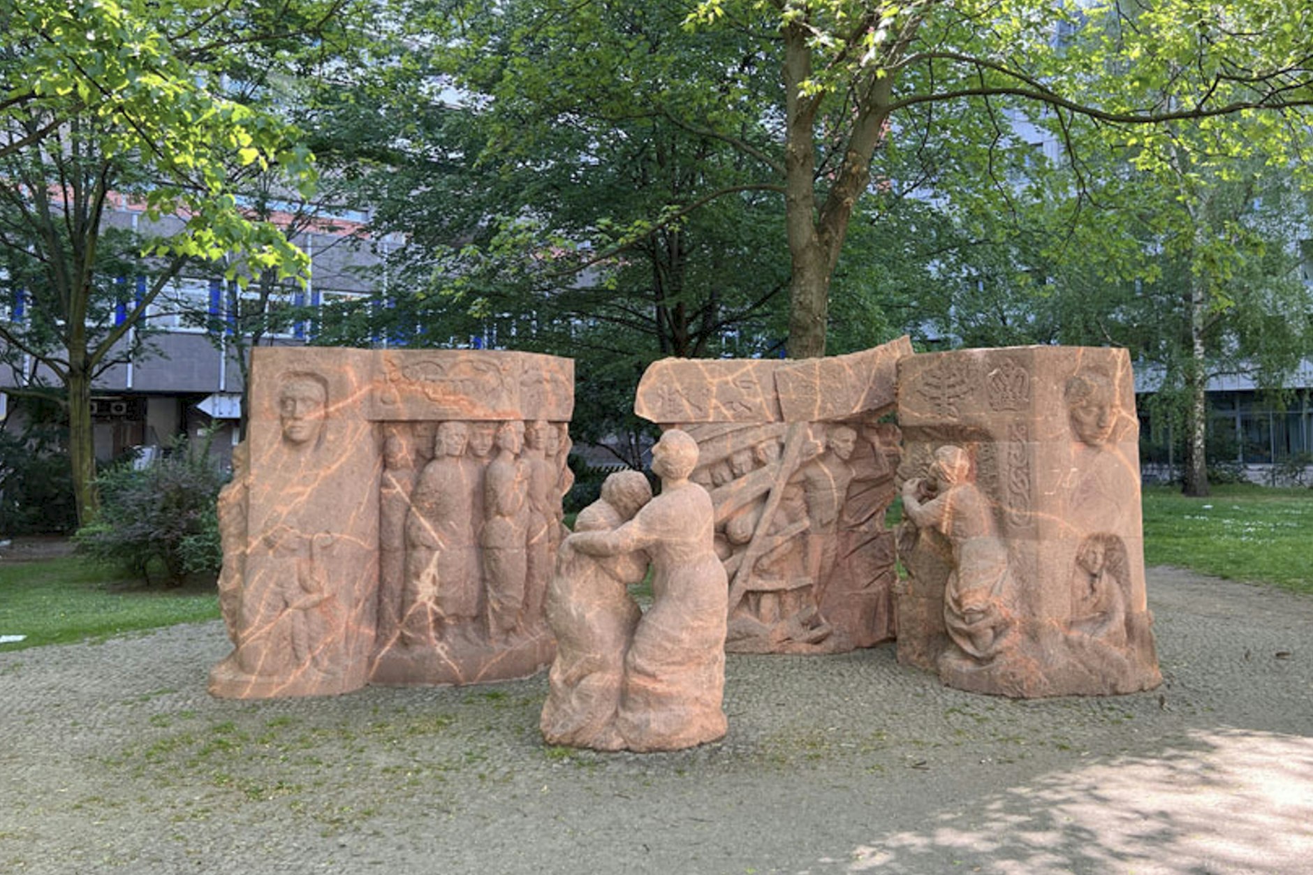 Ingeborg Hunzinger: „Block der Frauen“ (Detail) im kleinen Park an der Rosenstraße