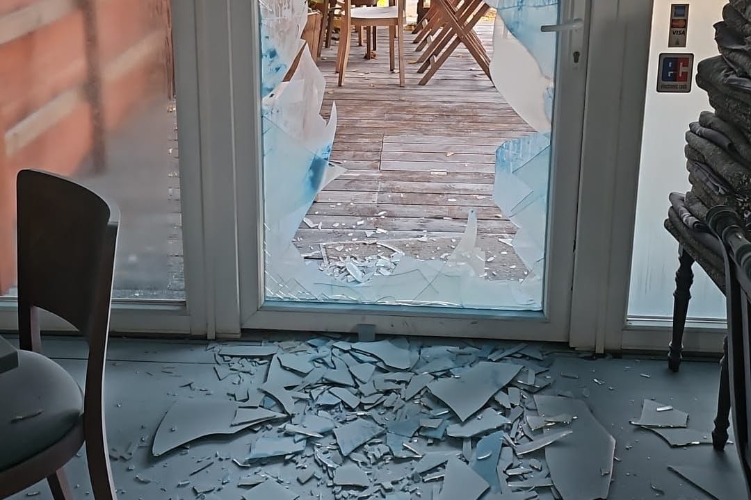 Die Täter drangen durch die Tür ein und wüteten im gastronomischen Bereich.