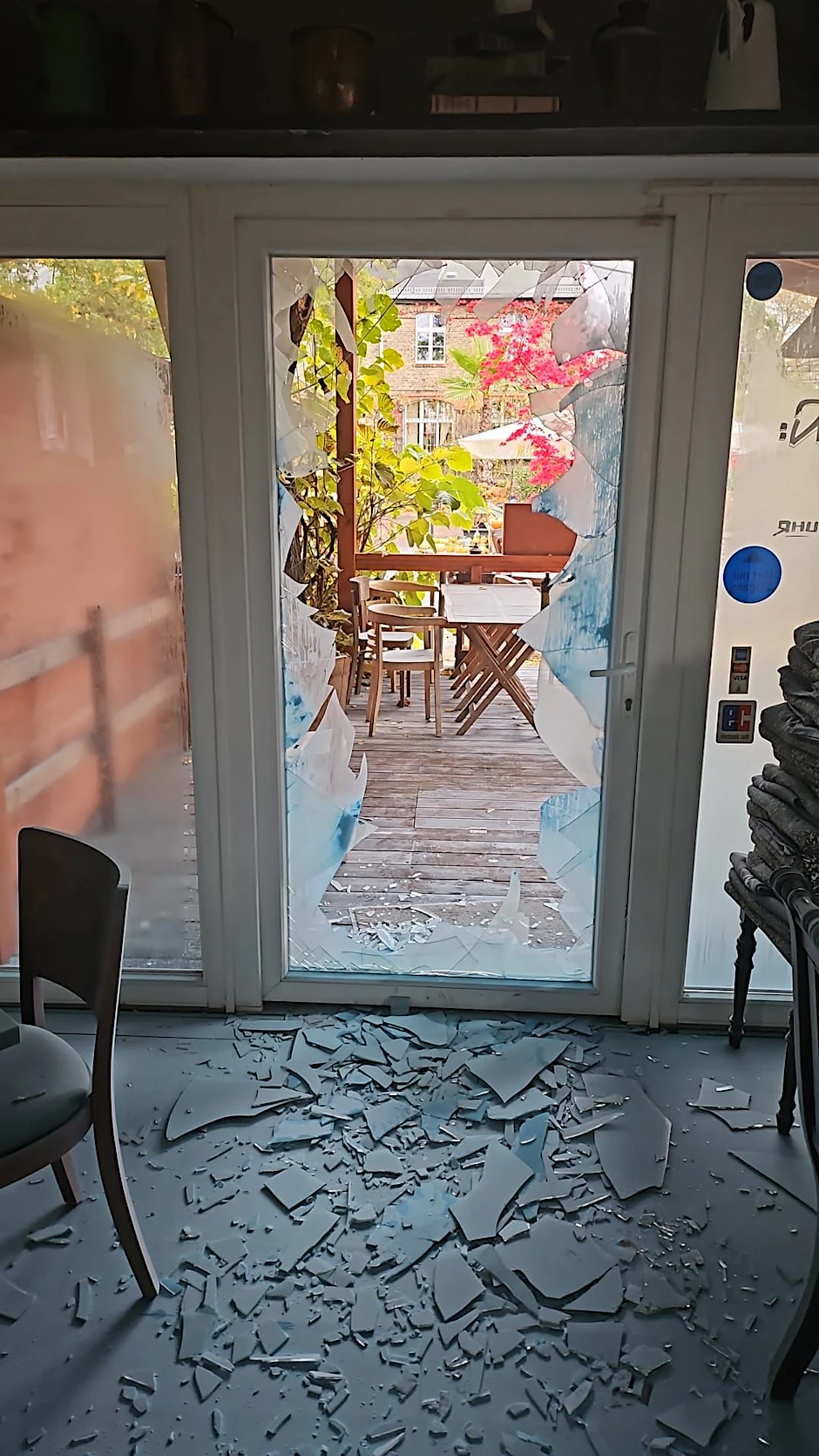 Die Täter drangen durch die Tür ein und wüteten im gastronomischen Bereich.