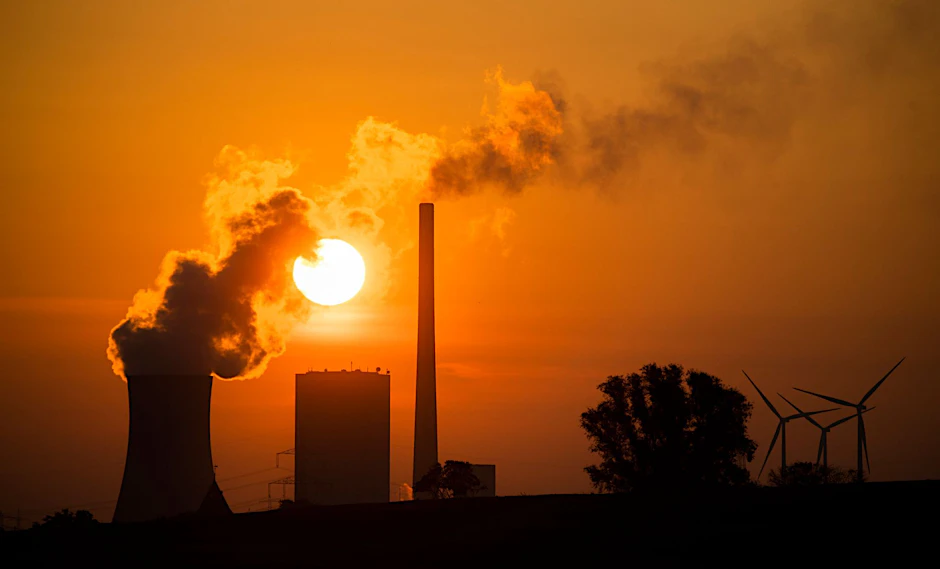 Die Sonne geht hinter dem Kohlekraftwerk Mehrum im Landkreis Peine auf. Die Technologie wird bis 2050 ausgestorben sein. Was dann?