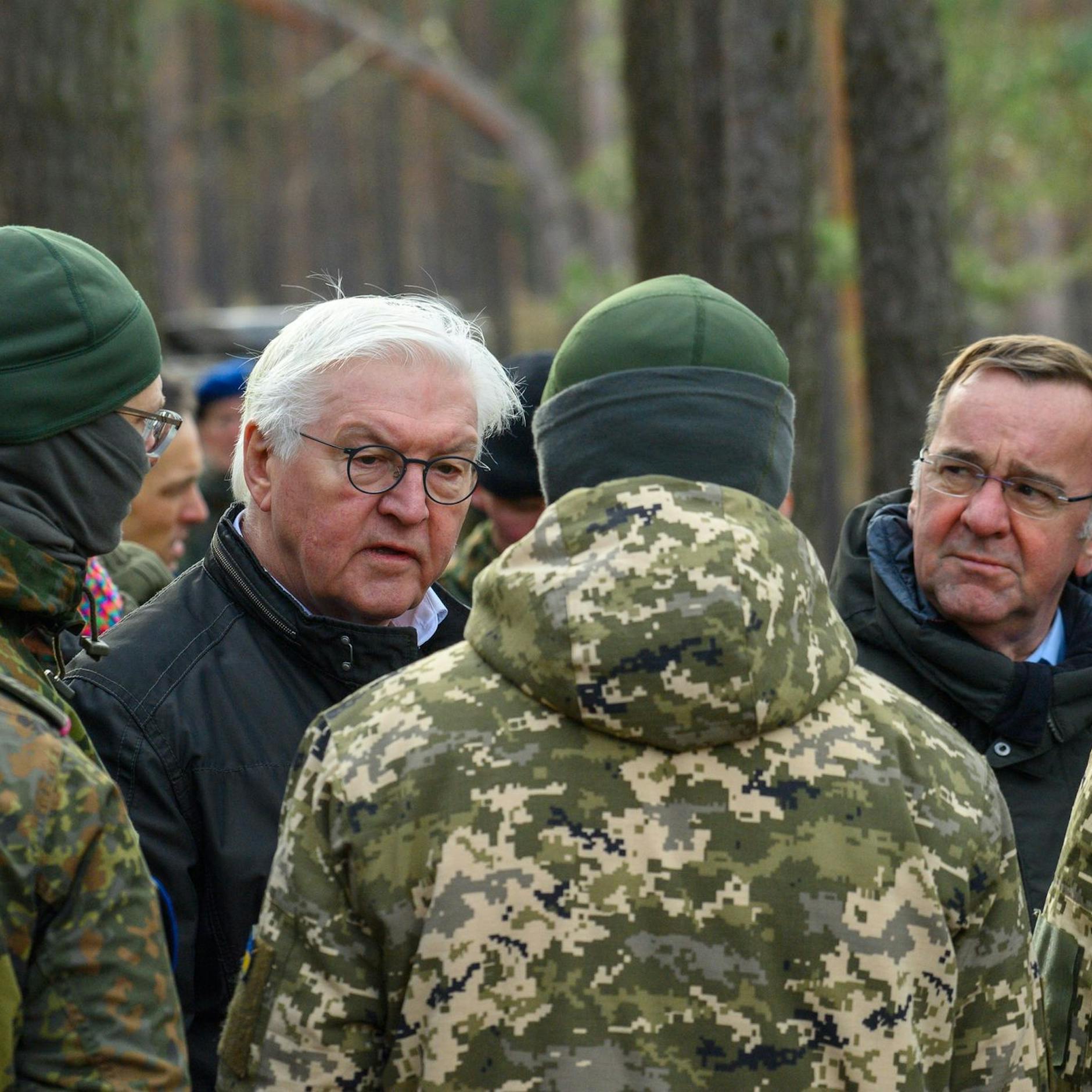 Image - Steinmeier droht mit Veto: Wie viel Naivität hält die Wehrpflicht-Debatte aus?