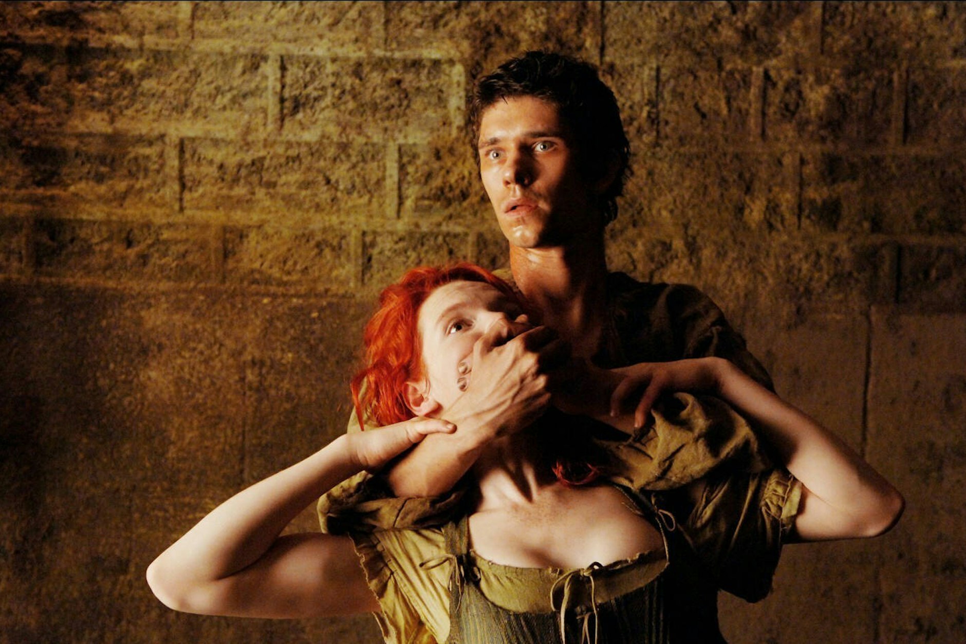 Jean-Baptiste Grenouille (Ben Whishaw) mordet rothaarige Mädchen und Frauen in „Das Parfum“.