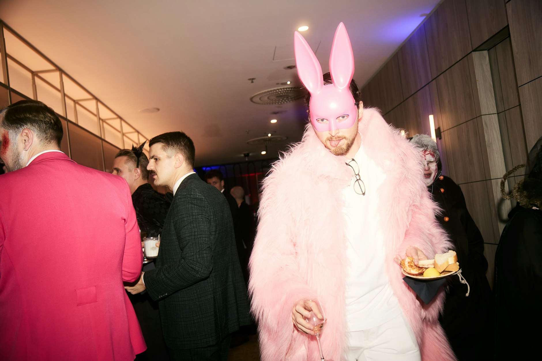 Alles, nur nicht langweilig: Im KaDeWe darf kostümtechnisch richtig aufgefahren werden.