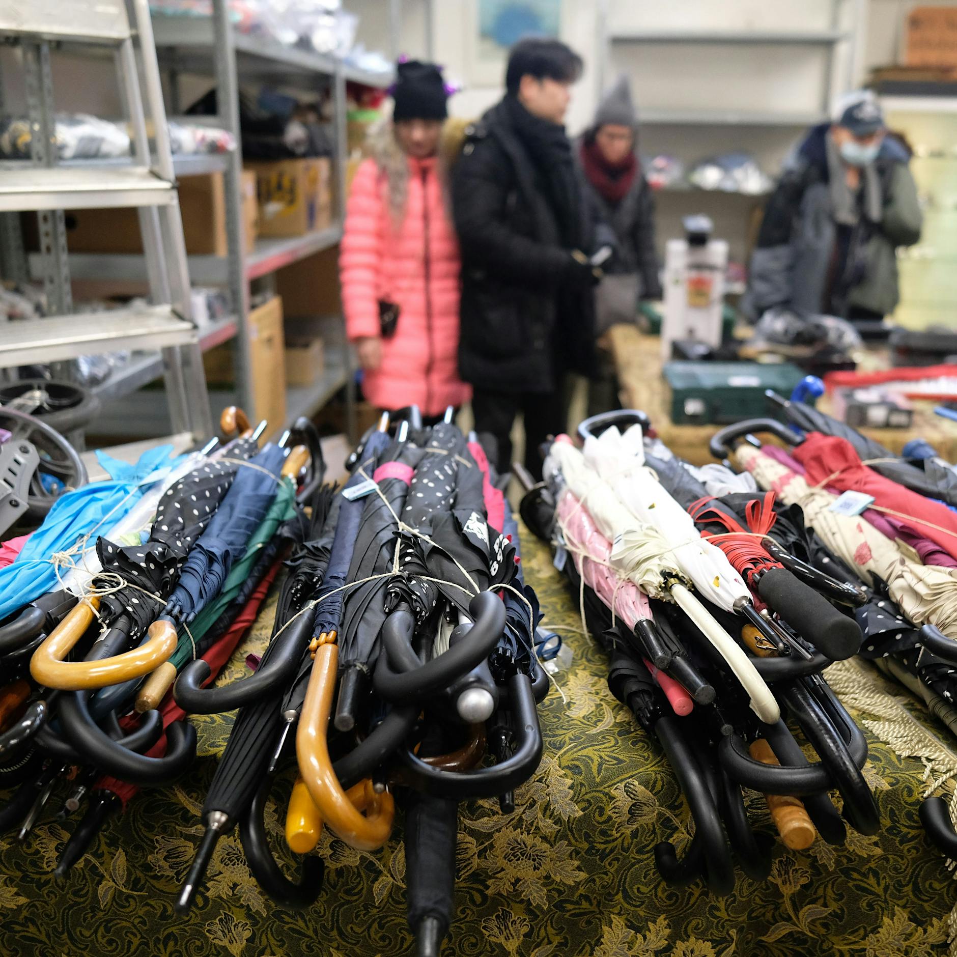 Es gibt Schnäppchen! Fahrräder, Elektronik: BVG versteigert Fundsachen