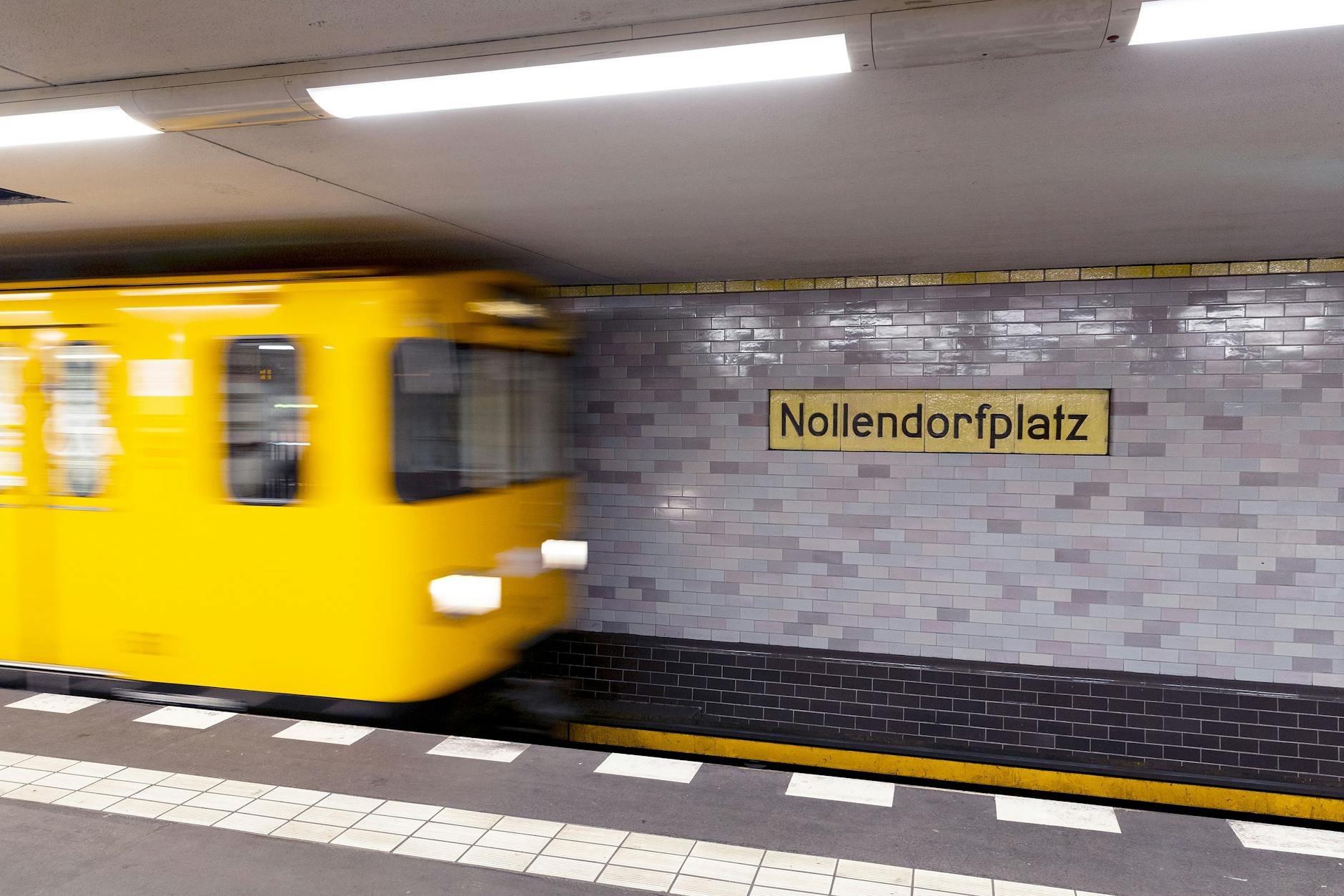 Eine Bahn fährt in der U-Bahnstation Nollendorfplatz ein.