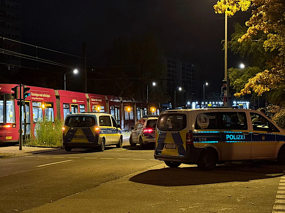 Mehrere Polizeiwagen stehen in Berlin-Marzahn vor einer BVG-Tram. Hier hatte es eine wilde Prügelei gegeben.