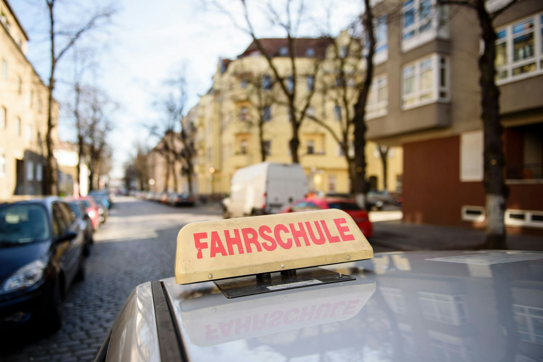 Wer in Deutschland den Führerschein macht, zahlt aktuell bis zu 4.000 Euro.