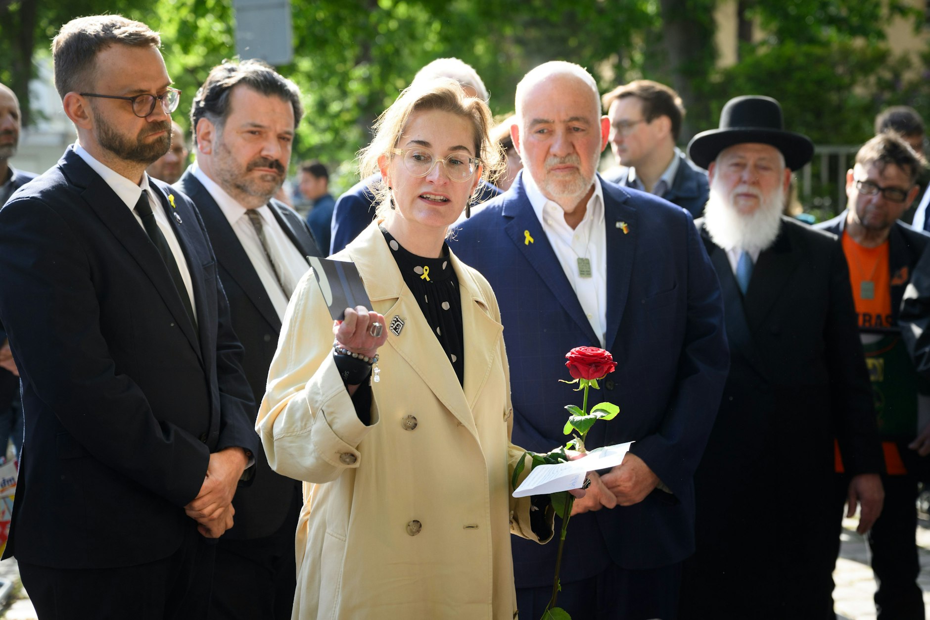 Karoline Preisler (FDP) bei einer Gedenkveranstaltung vor der Botschaft von Israel in Berlin