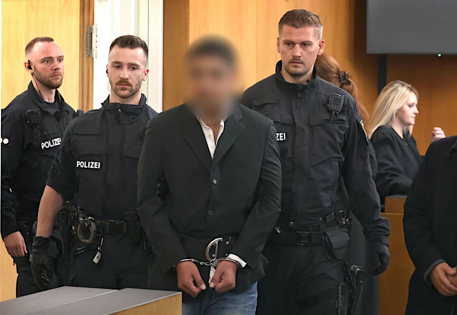 Enamullah O. im Gericht in Aschaffenburg. Er griff Ende Januar eine Kindergartengruppe in einem Park an, tötete ein Kind und einen Passanten.