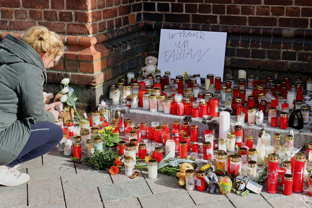 An der Marienkirche stehen Grablichter, Blumen und Plüschtiere im Gedenken an den acht Jahre alten Fabian. Er fiel laut Polizei einem Gewaltverbrechen zum Opfer.