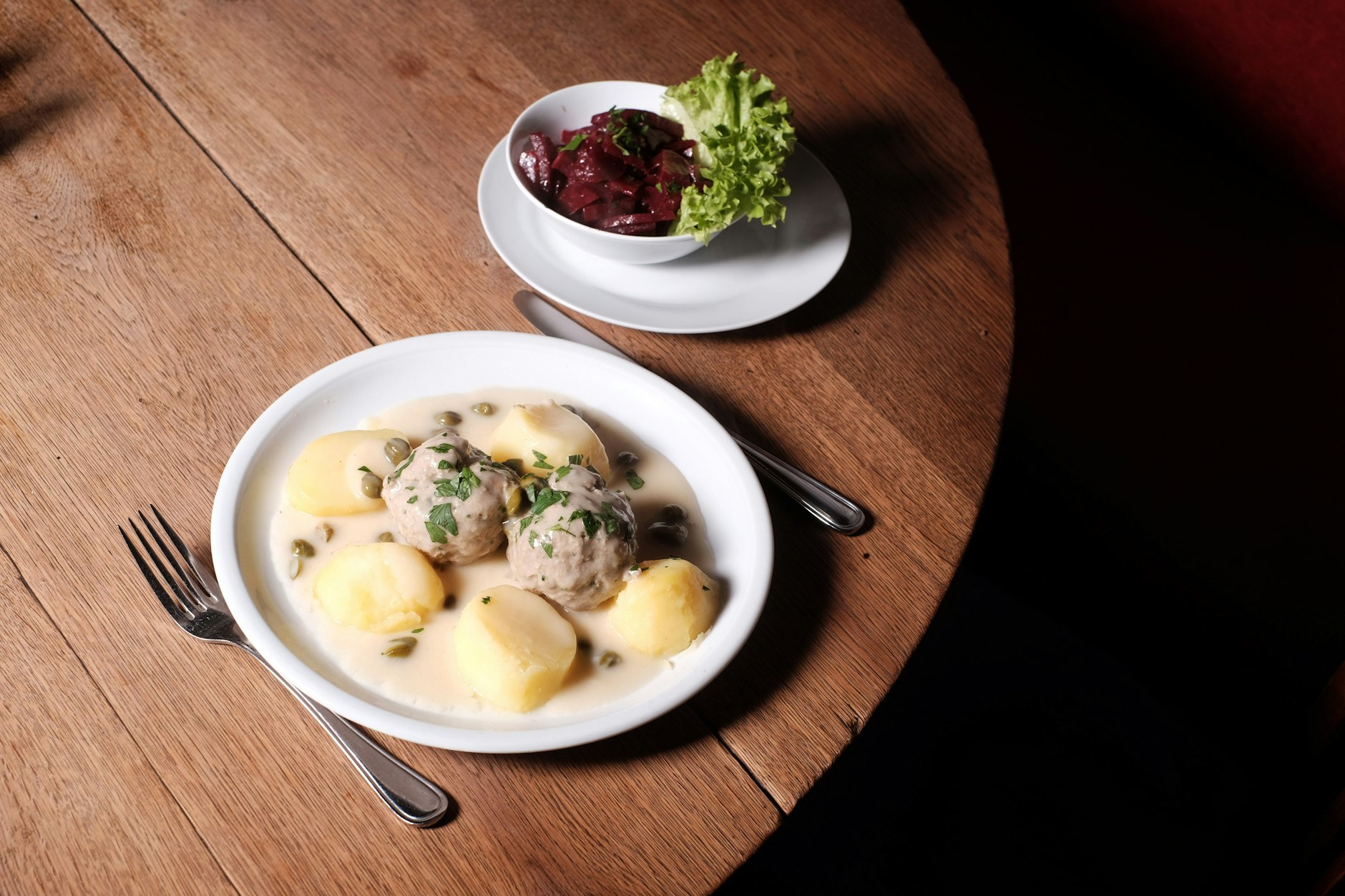 Auch amtlich: die Königsberger Klopse mit Rote-Bete-Salat
