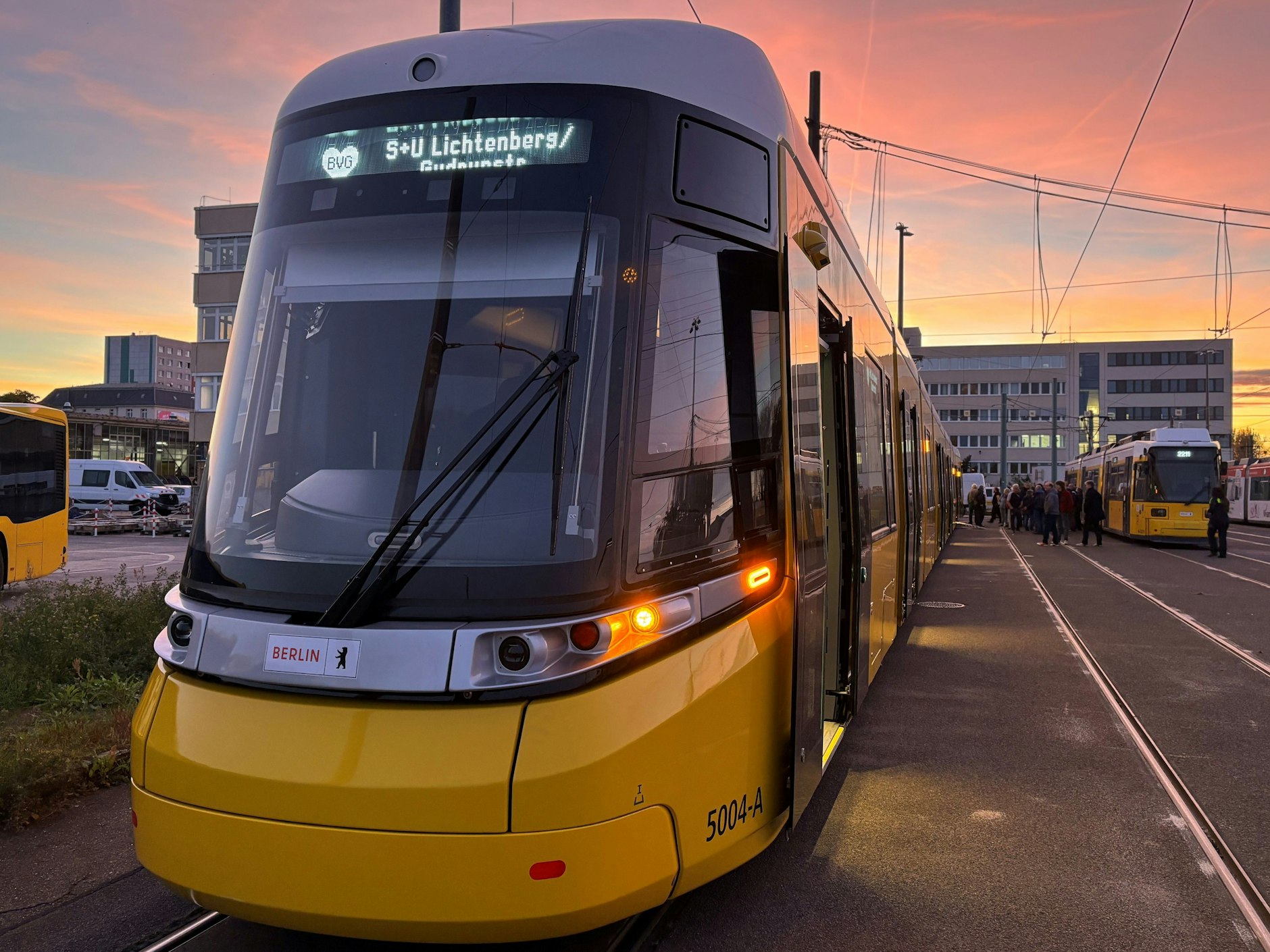 Die neue Straßenbahn für Berlin: Ein Urbanliner von Alstom steht auf dem Betriebshof Lichtenberg zur Besichtigung bereit.