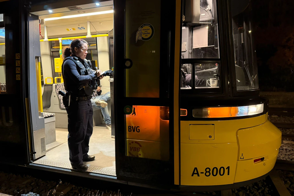 Ein Beamter der Polizei untersucht die BVG-Tram nach der Prügelei.